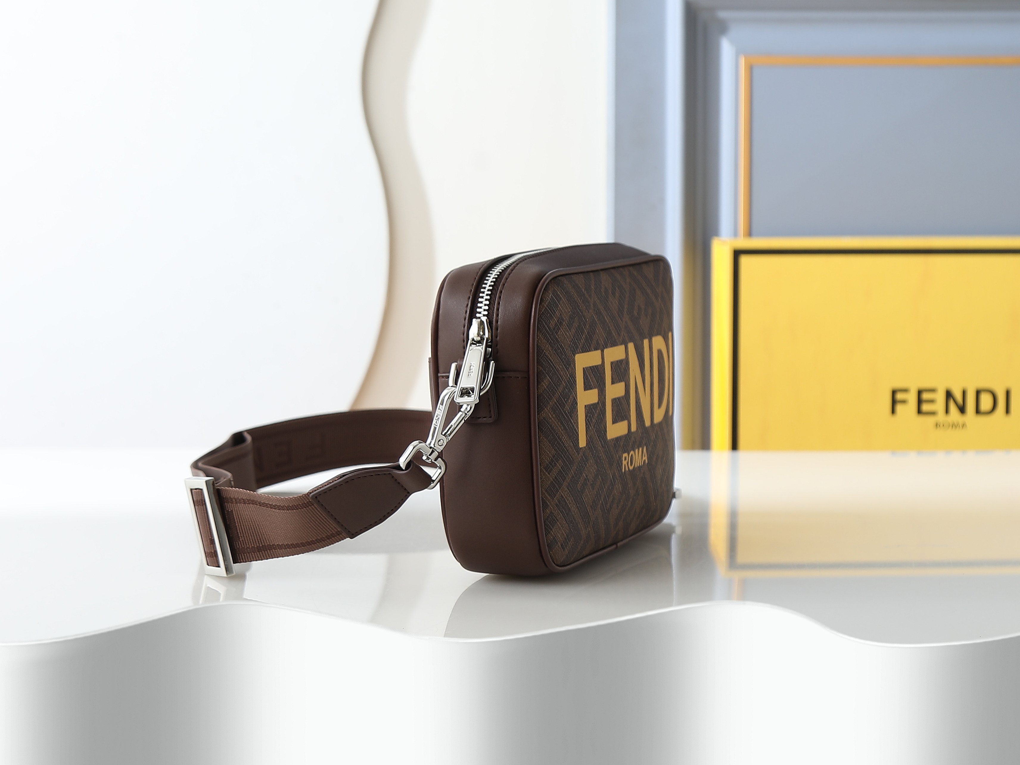 Fendi 老花シルクプリント コンパクト単肩バッグ