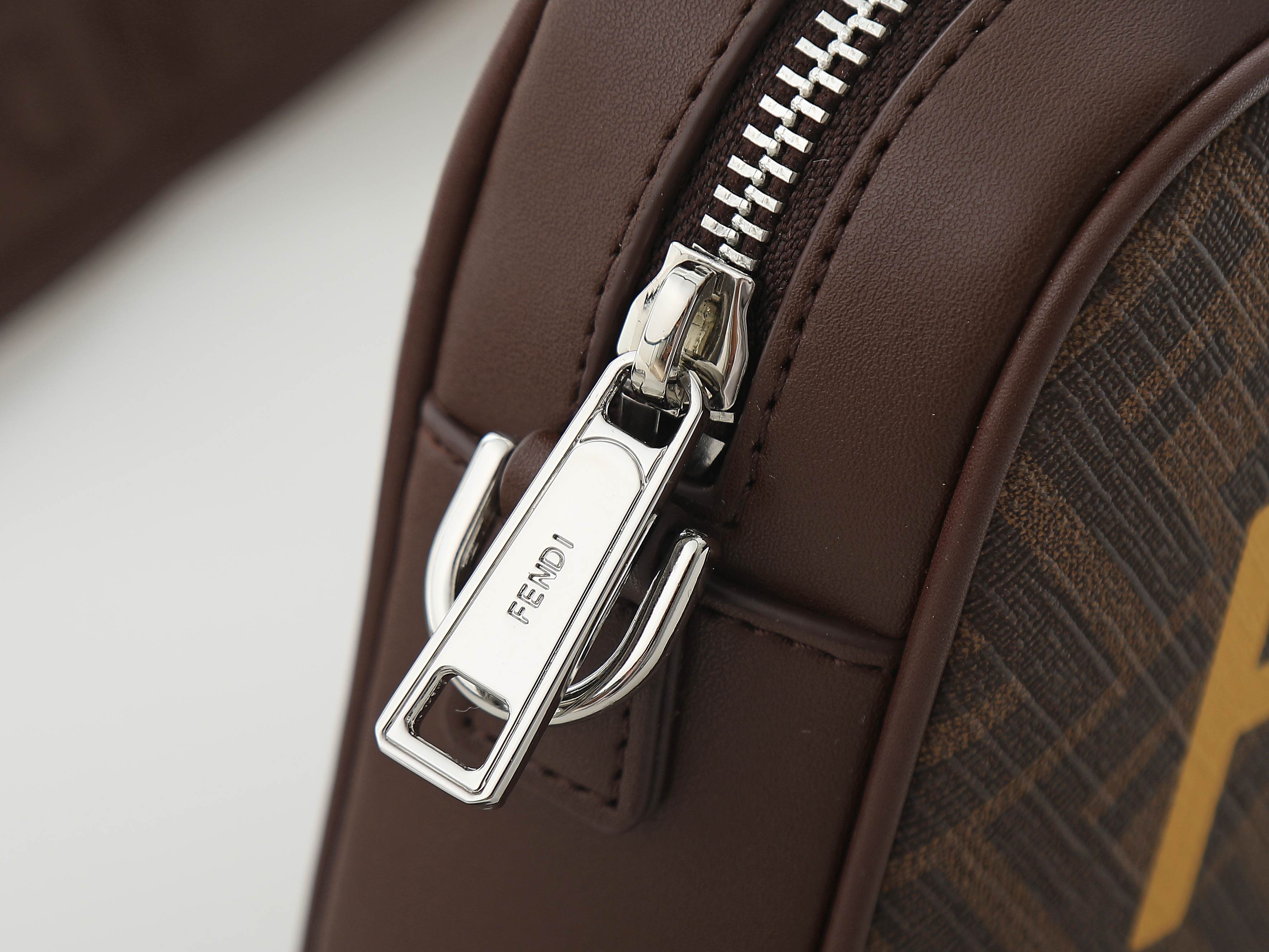 Fendi 老花シルクプリント コンパクト単肩バッグ