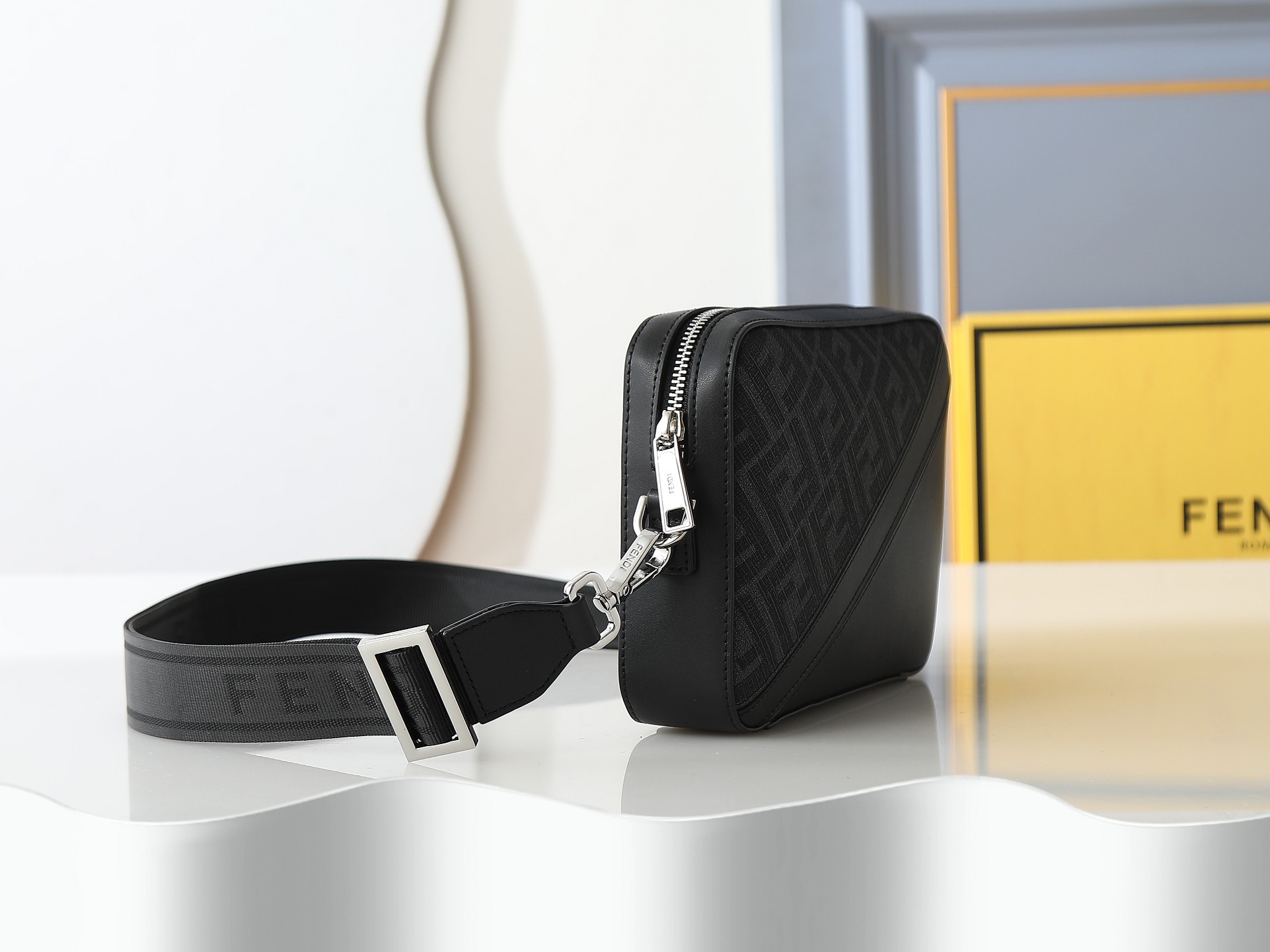 FFデザインコンパクトショルダーバッグ - ブラック