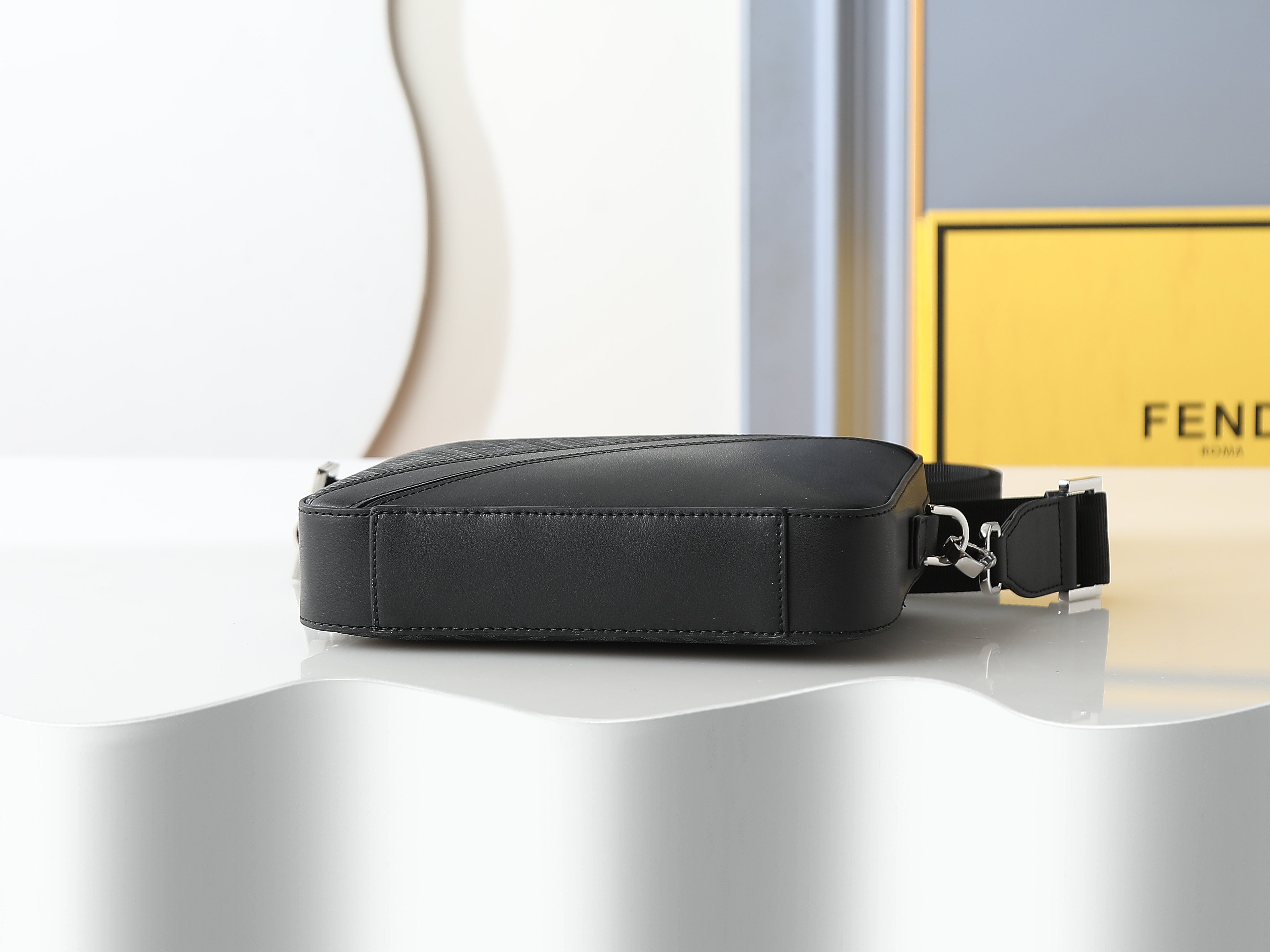 FFデザインコンパクトショルダーバッグ - ブラック