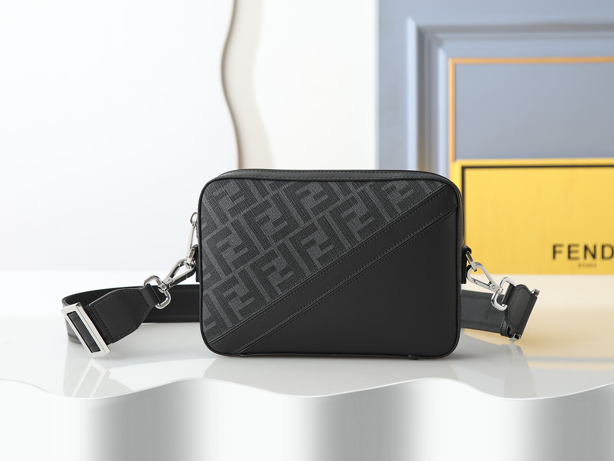 FFデザインコンパクトショルダーバッグ - ブラック