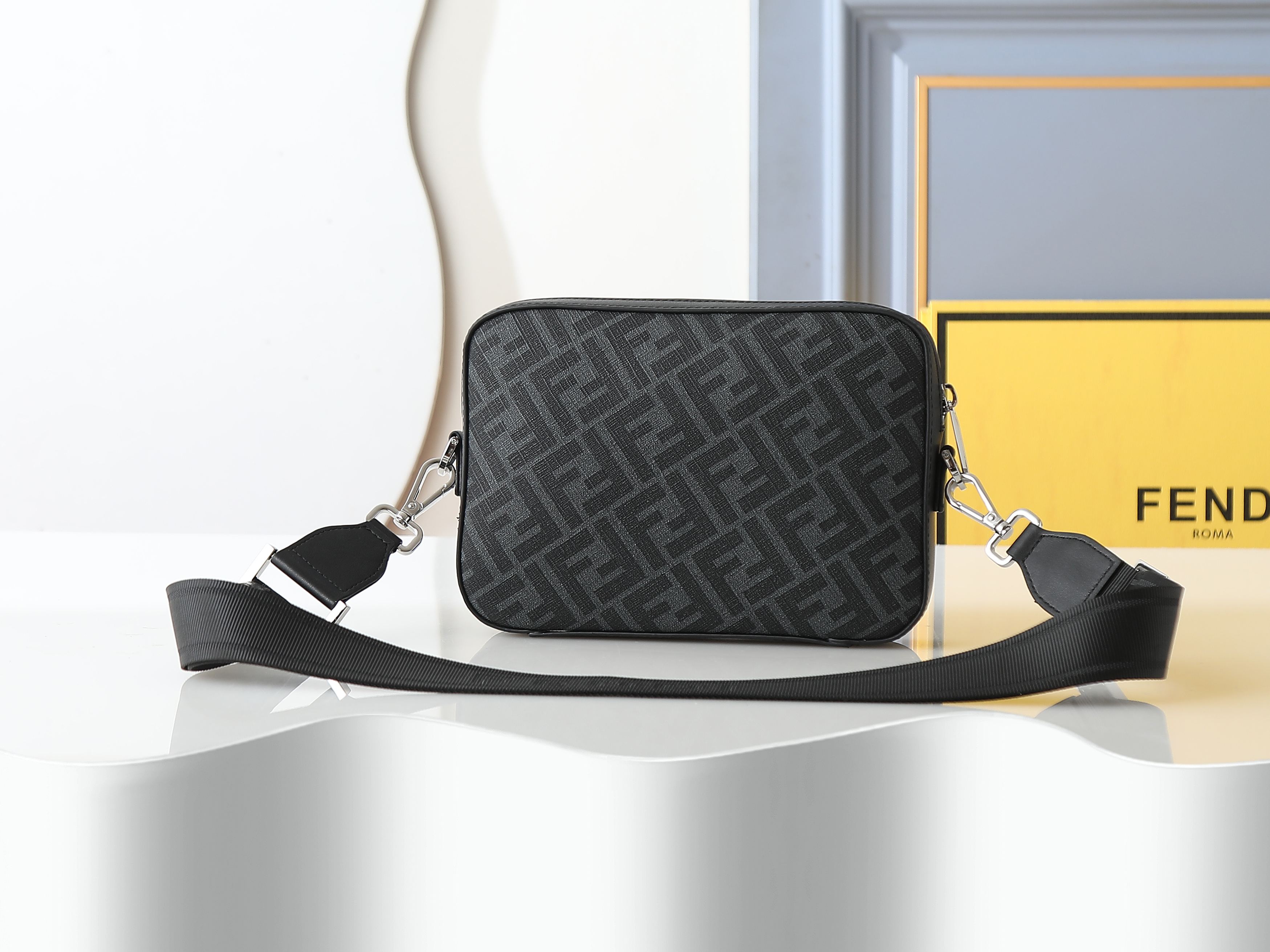 FFデザインコンパクトショルダーバッグ - ブラック