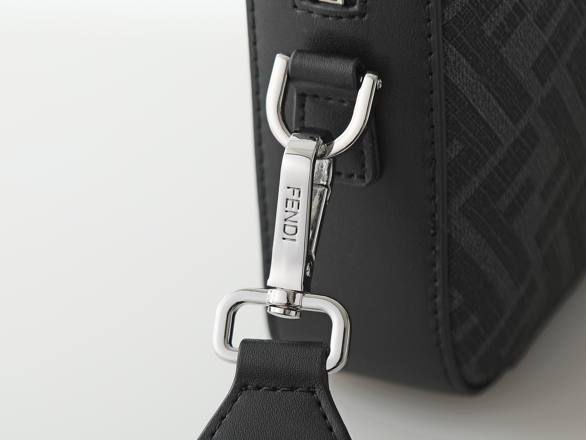 FFデザインコンパクトショルダーバッグ - ブラック