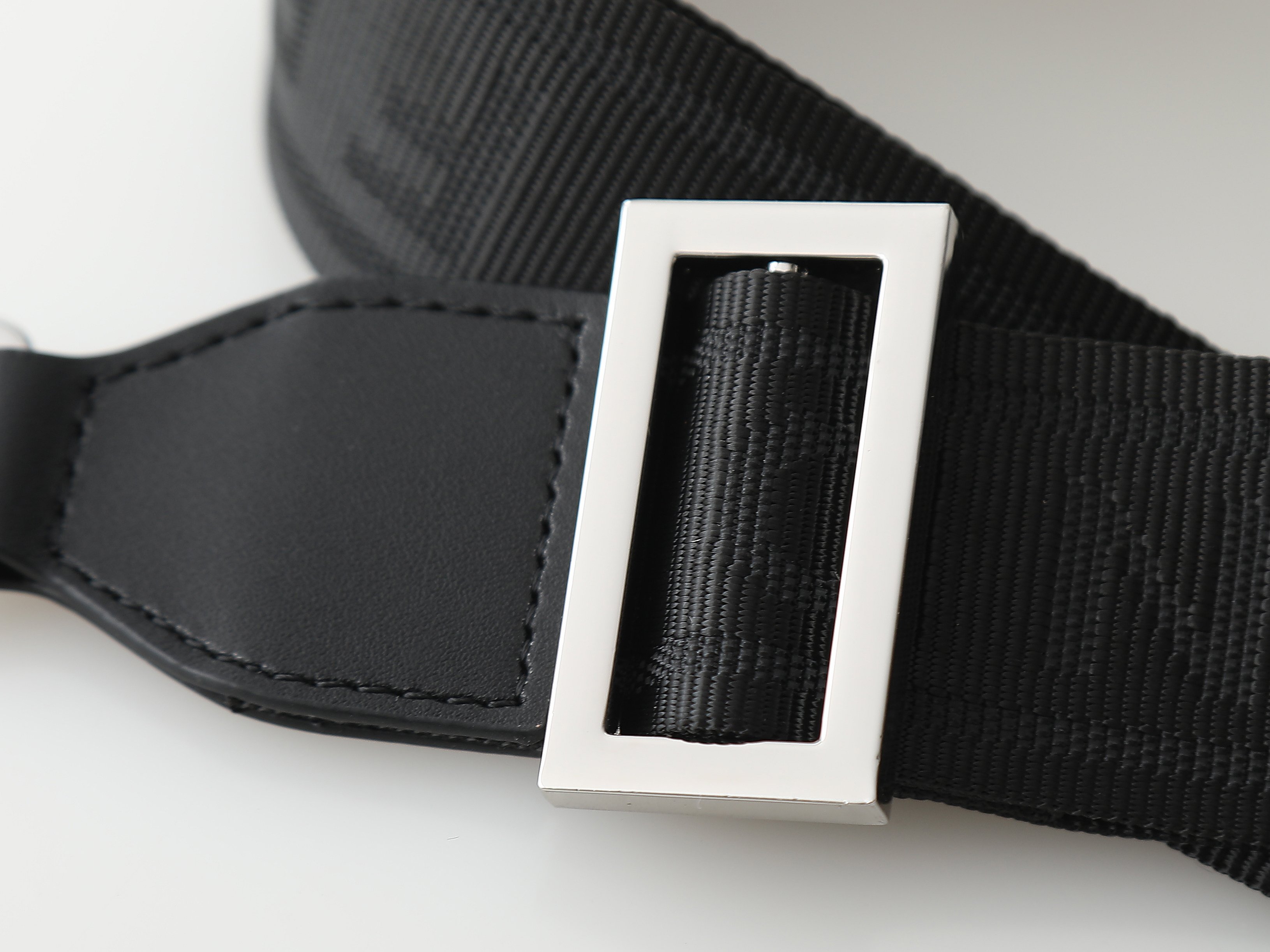 FFデザインコンパクトショルダーバッグ - ブラック