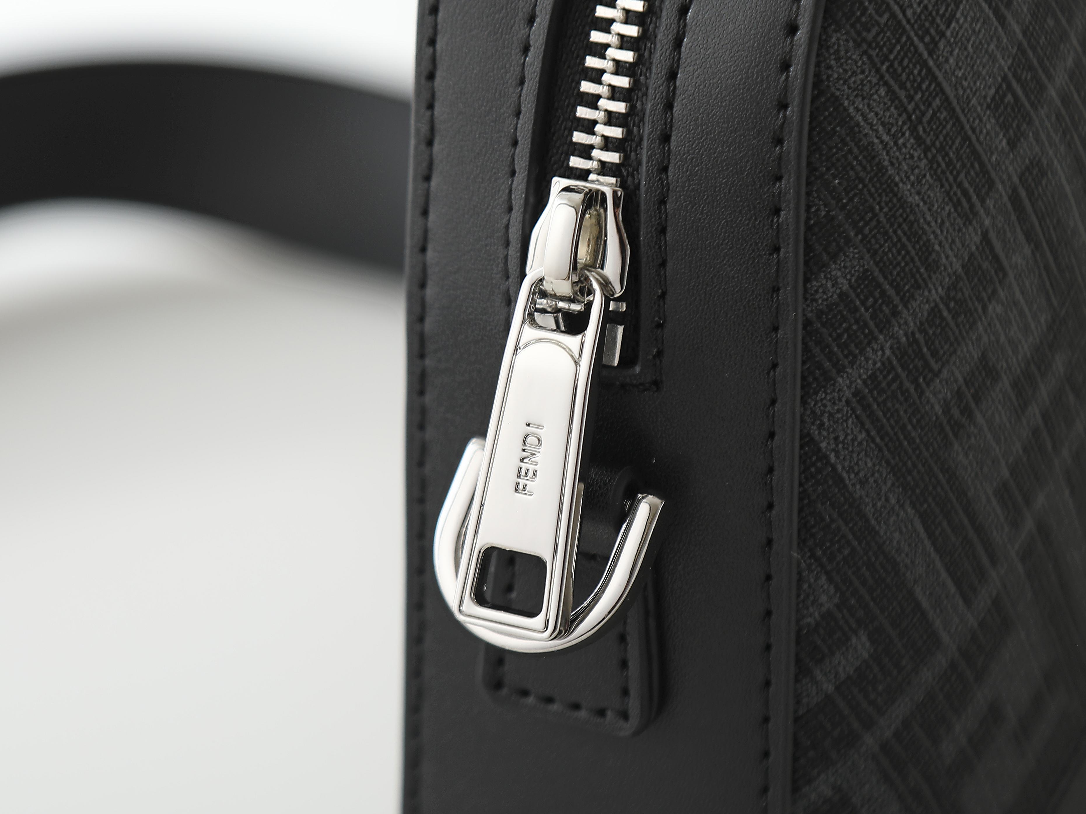 FFデザインコンパクトショルダーバッグ - ブラック