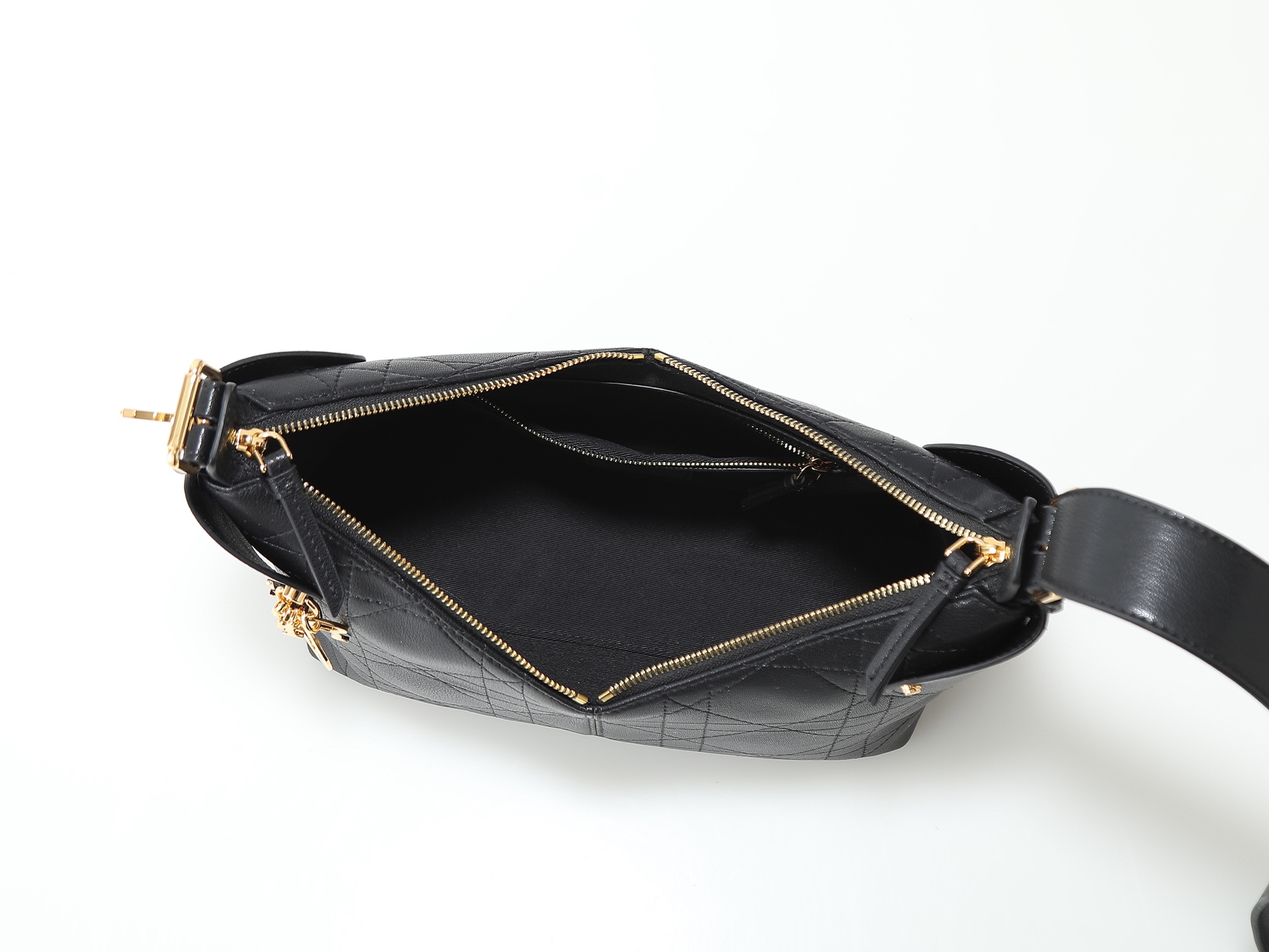 款号2846中号黑色Dior Voyage手袋采用黑色褶皱牛皮精心制作，饰有扁平超大藤格纹缉面线，主隔层