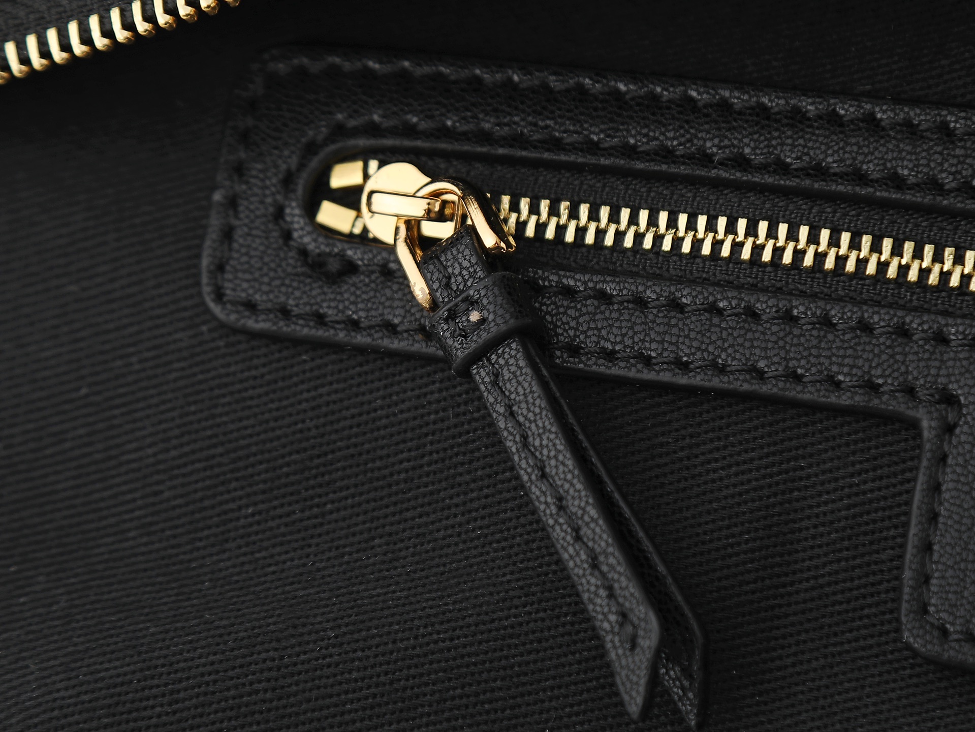 款号2846中号黑色Dior Voyage手袋采用黑色褶皱牛皮精心制作，饰有扁平超大藤格纹缉面线，主隔层