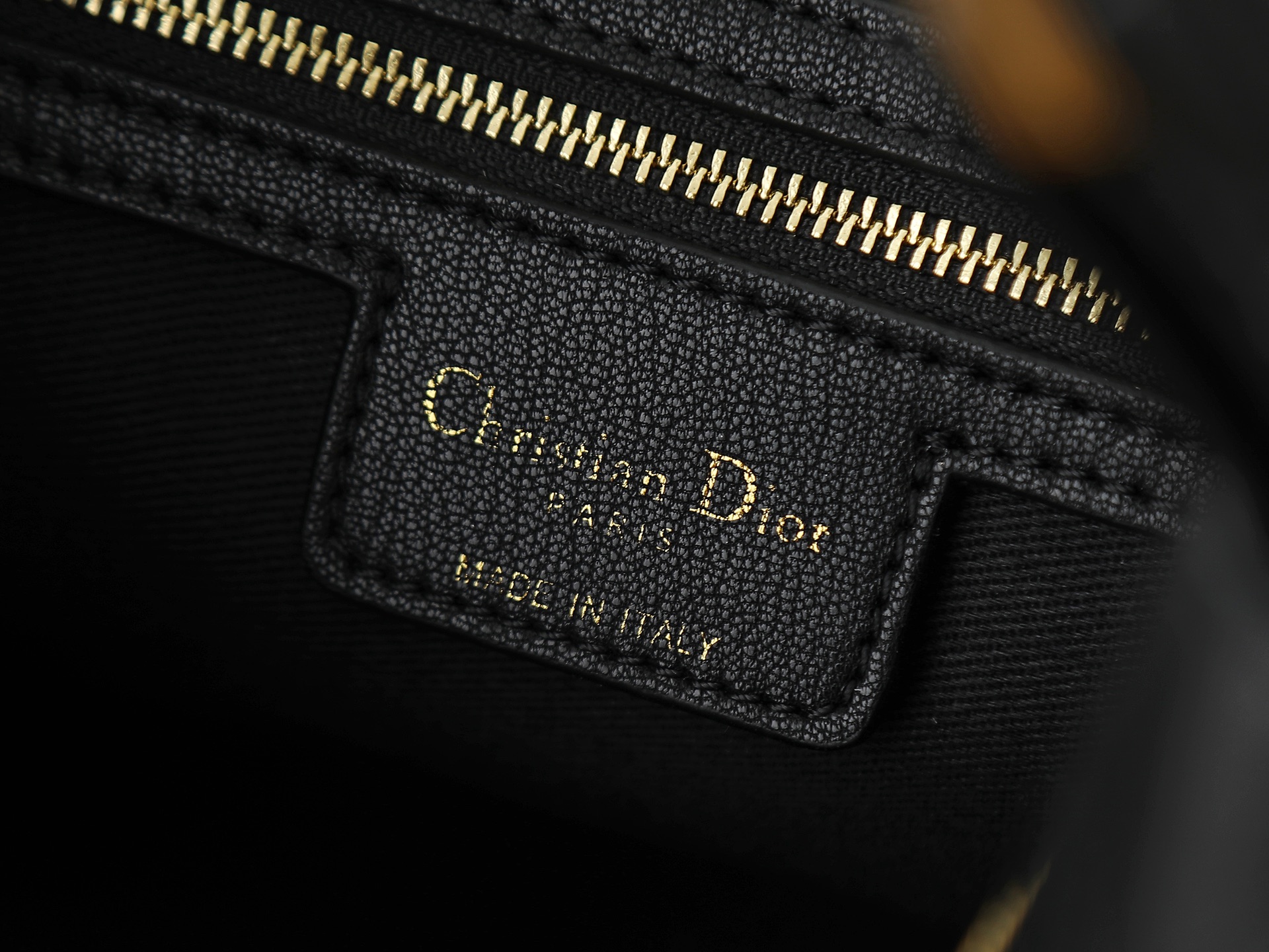 款号2846中号黑色Dior Voyage手袋采用黑色褶皱牛皮精心制作，饰有扁平超大藤格纹缉面线，主隔层