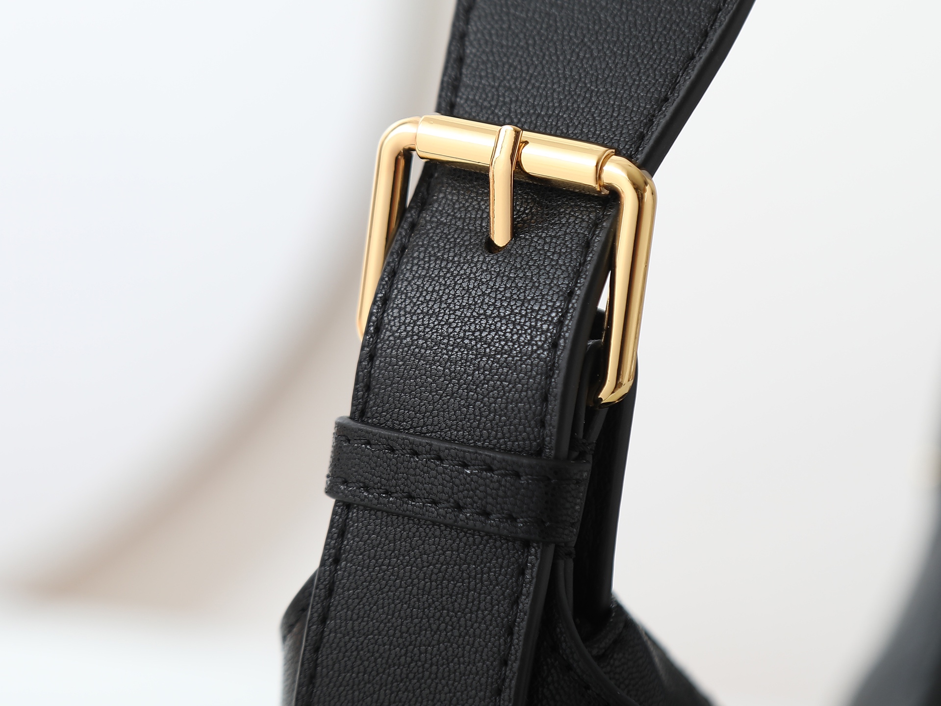 款号2846中号黑色Dior Voyage手袋采用黑色褶皱牛皮精心制作，饰有扁平超大藤格纹缉面线，主隔层