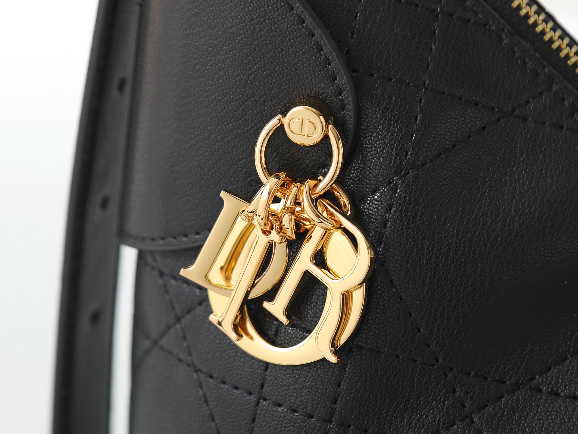 款号2846中号黑色Dior Voyage手袋采用黑色褶皱牛皮精心制作，饰有扁平超大藤格纹缉面线，主隔层