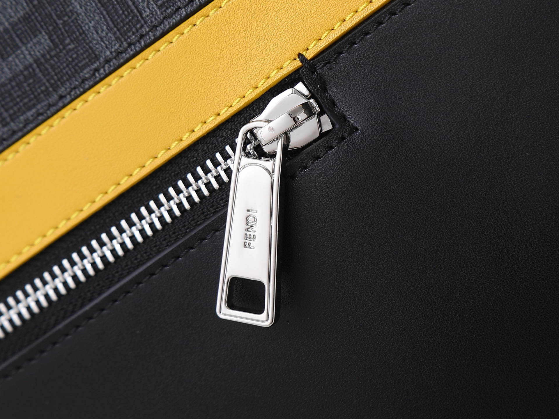 FF ブラックフラワー信使包 - 修長デザイン、調節可能なショルダーストラップ