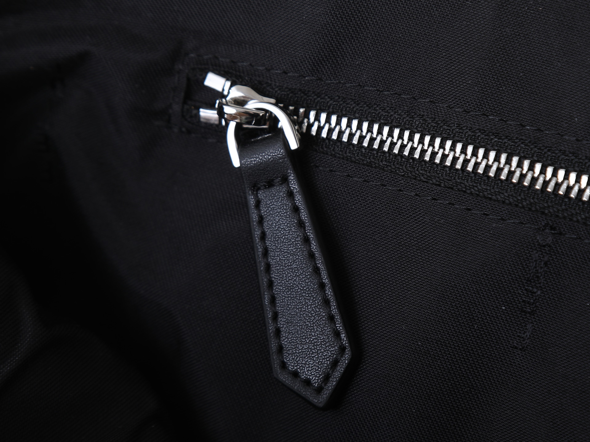 FF ブラックフラワー信使包 - 修長デザイン、調節可能なショルダーストラップ