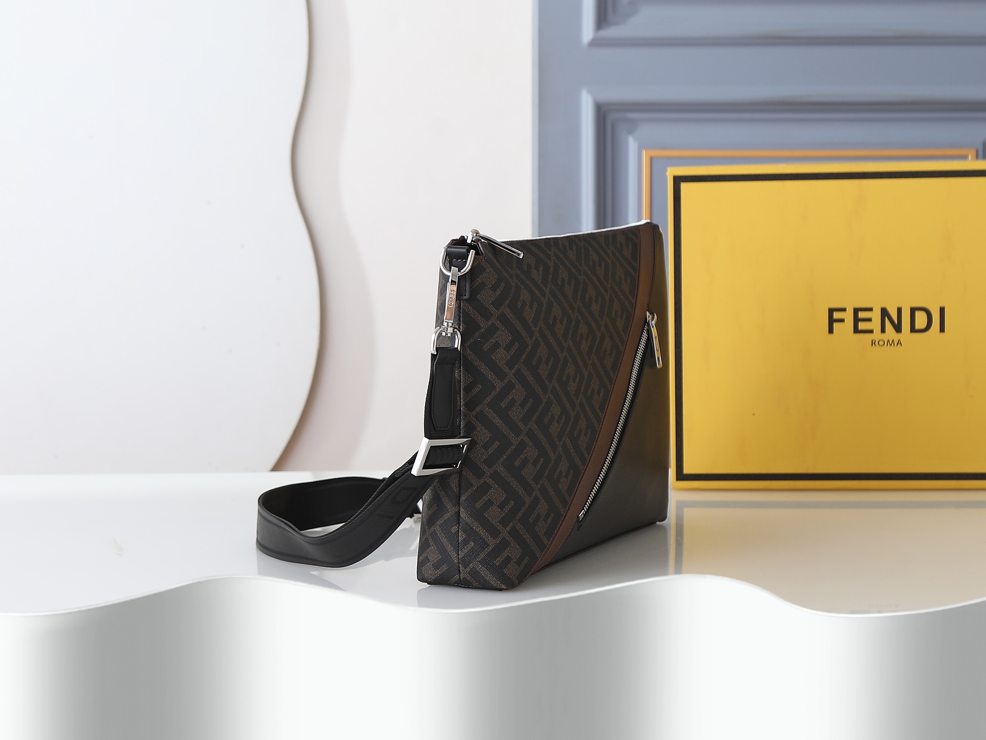 FFデザインの修長信差包 - コーヒー色・調節可能なショルダーストラップ