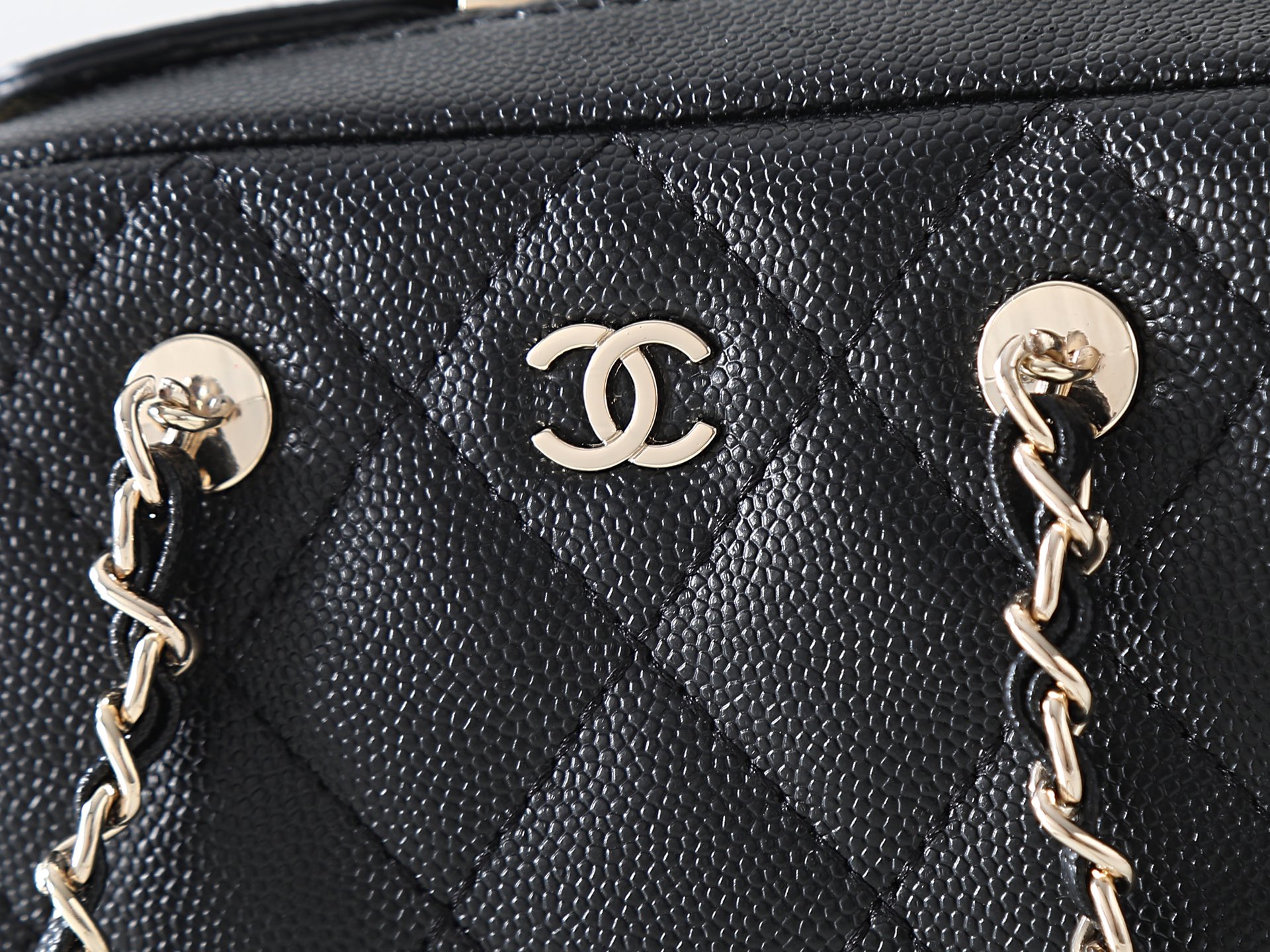 款号5092黑色、CHANEL香奈儿26P金标双C logo 菱格皮穿链 颗粒压花亮面牛皮 单肩包女款。