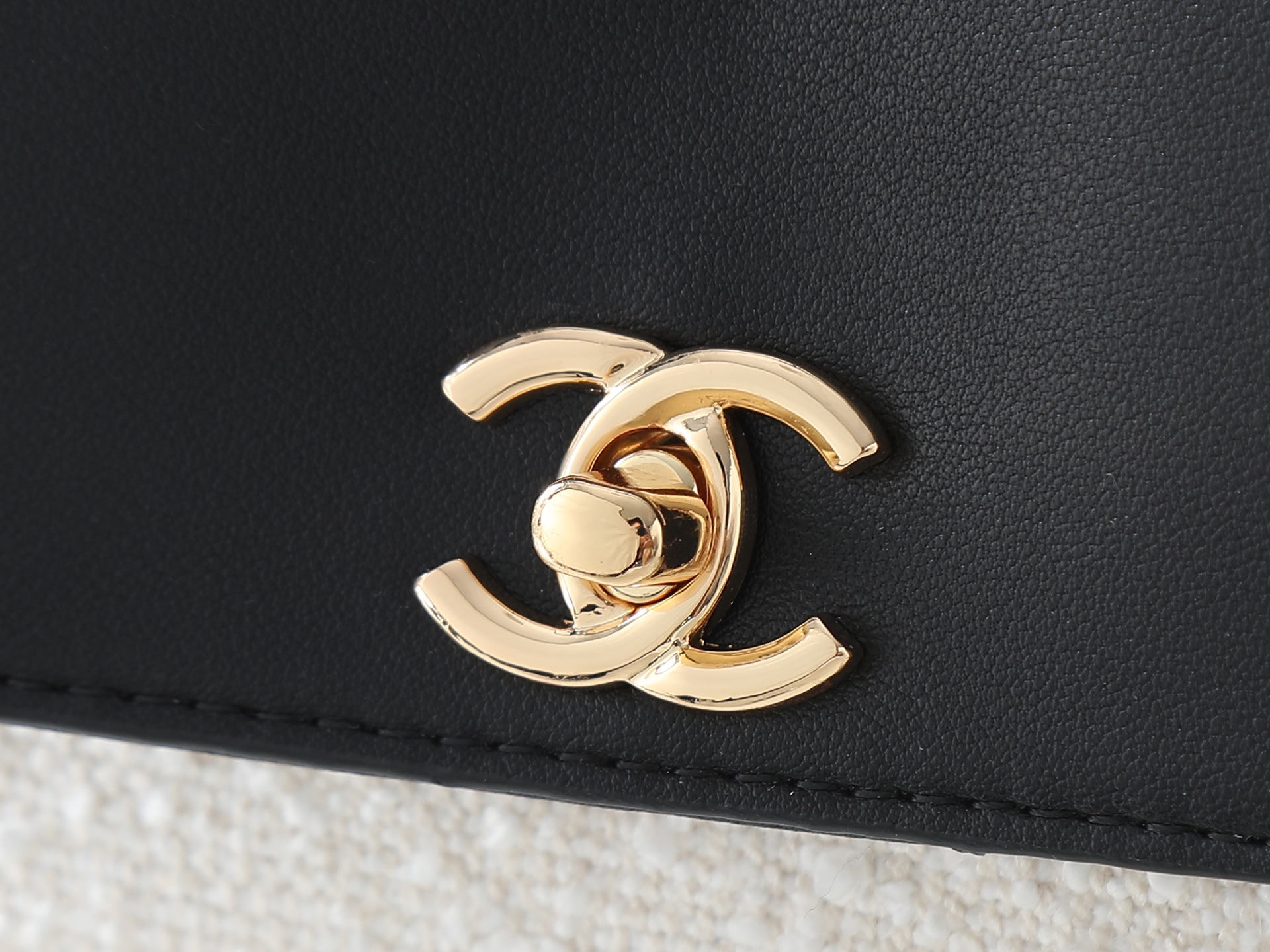 款号6288白色 CHANEL香奈儿26S logo金色金属法棍 腋下包单肩包女款。尺寸：32cm-11