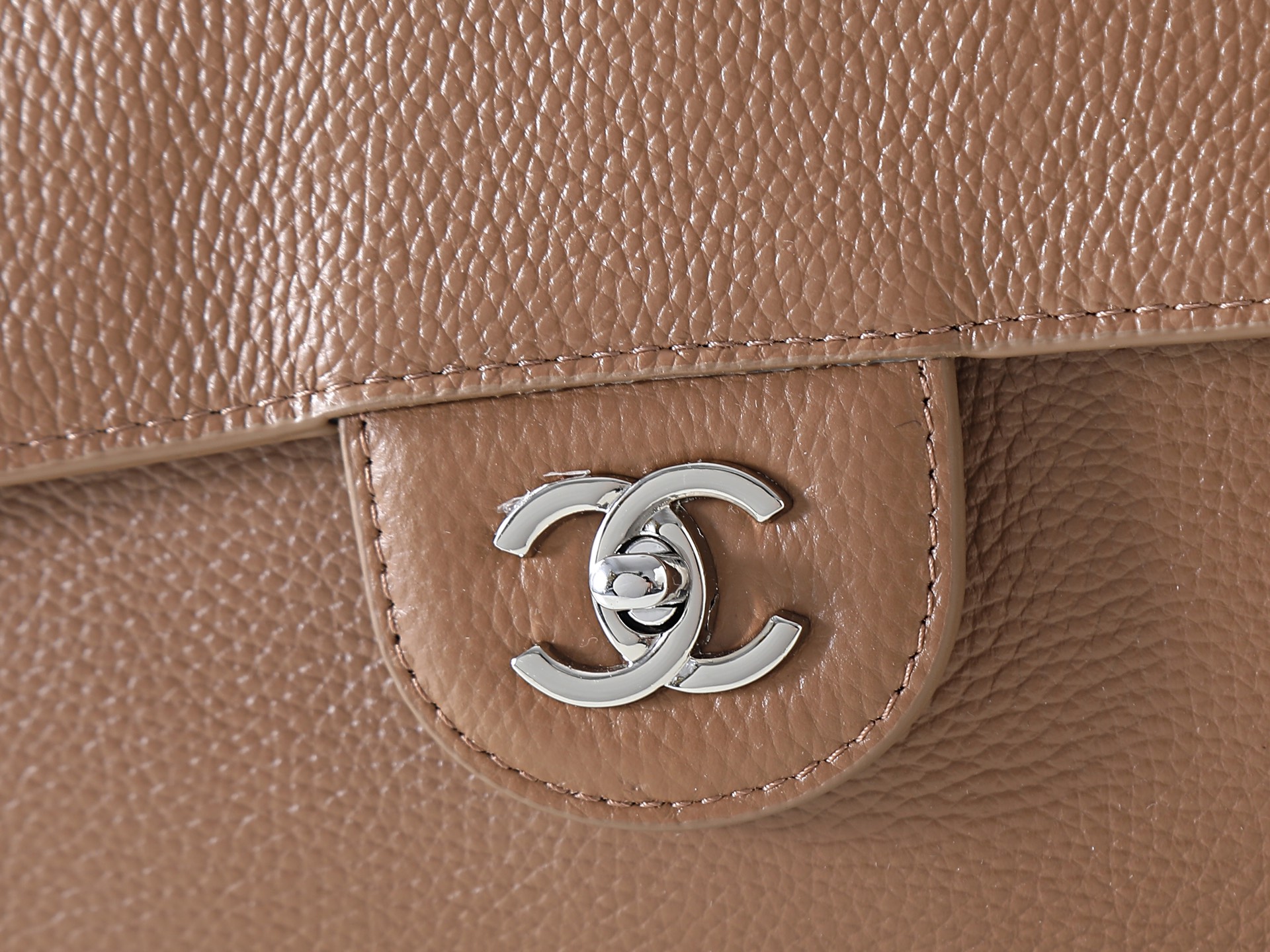款号6233浅棕色 CHANEL香奈儿26S 银标双C logo粒面小牛皮拼银色金属 单肩斜挎包 女款、