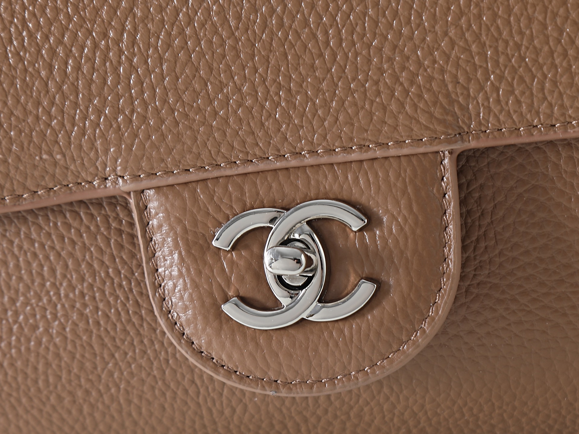 款号6231小号浅棕色 CHANEL香奈儿26S 银标双C logo粒面小牛皮拼银色金属 单肩斜挎包 女