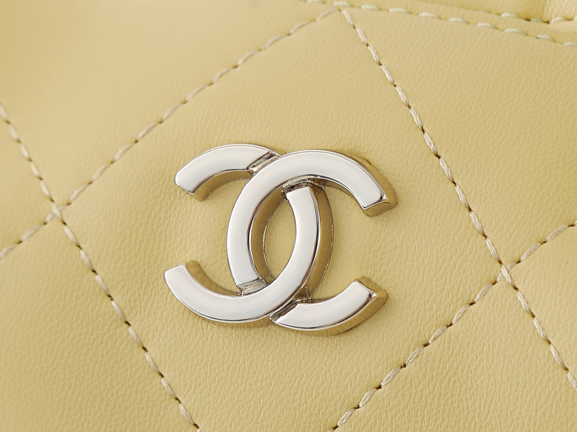 款号6138黄色CHANEL香奈儿26P金标双C Logo菱格小羊皮金色金属、流浪包手提单肩包 常规女款