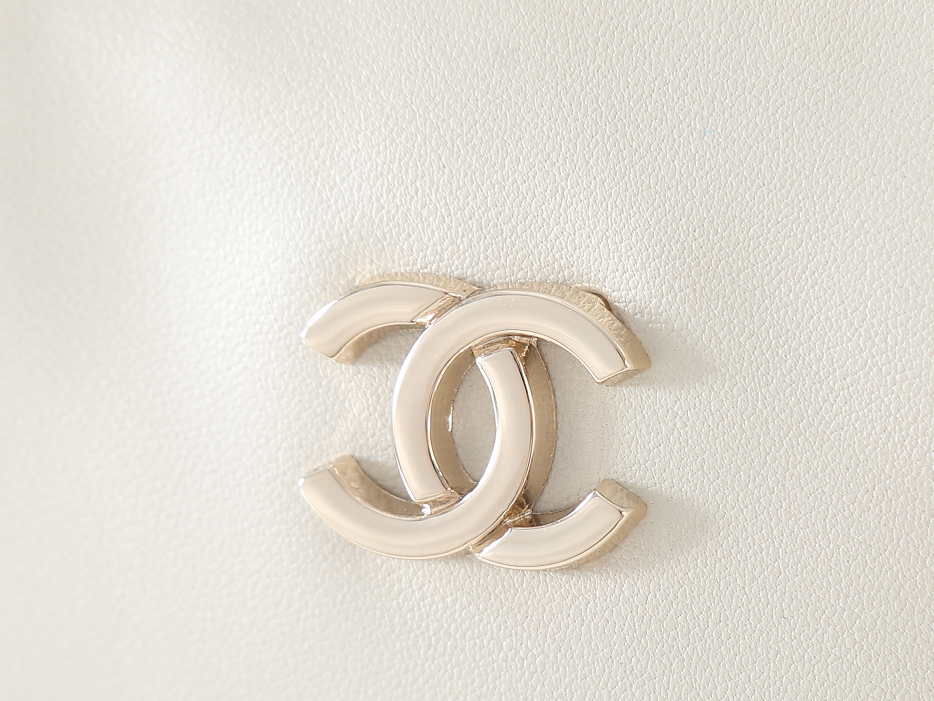款号6211白色 CHANEL 香奈儿26S 金标双C logo 长手柄 小牛皮拼金色金属 保龄球包手提