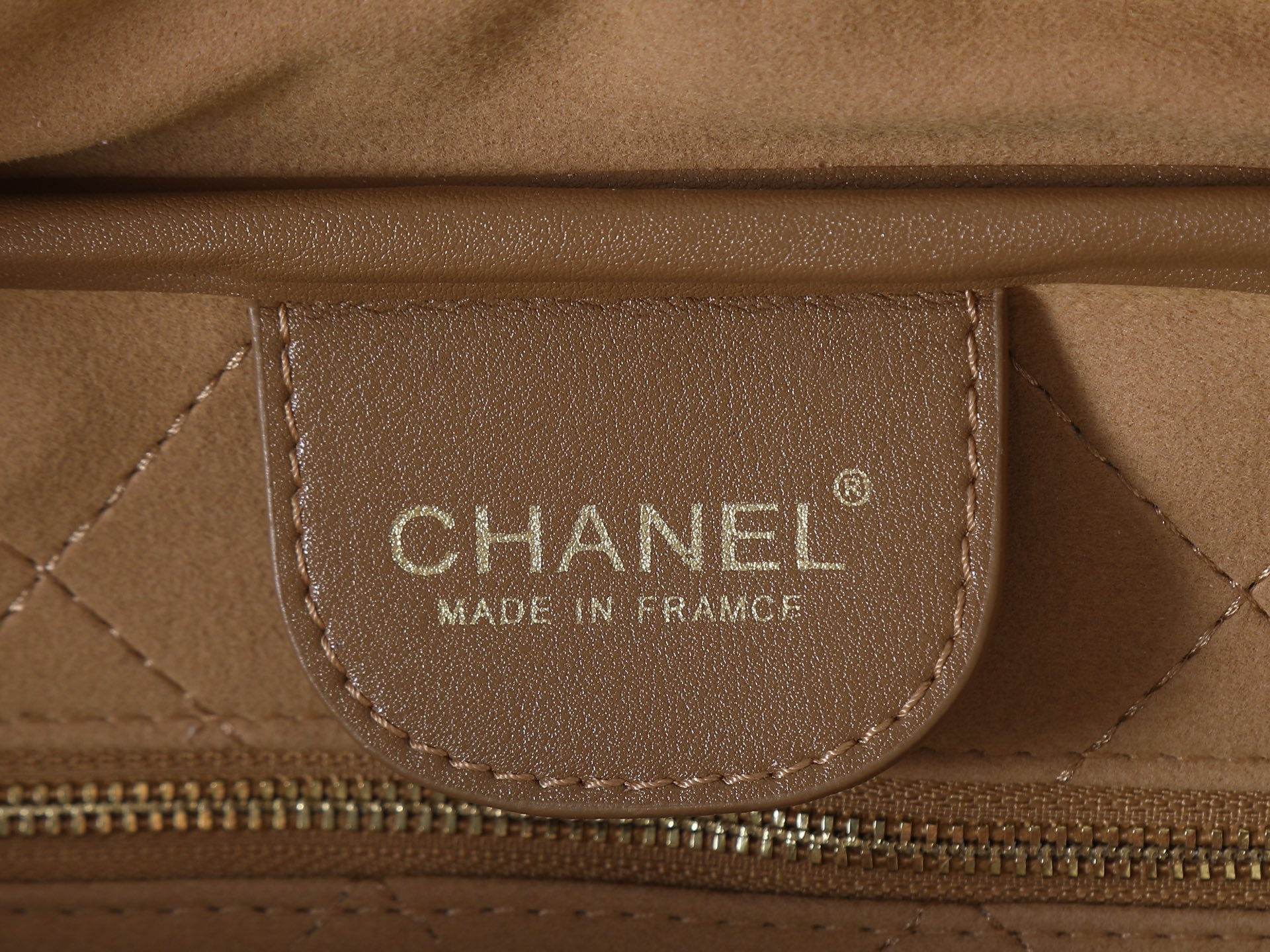 款号6211白色 CHANEL 香奈儿26S 金标双C logo 长手柄 小牛皮拼金色金属 保龄球包手提