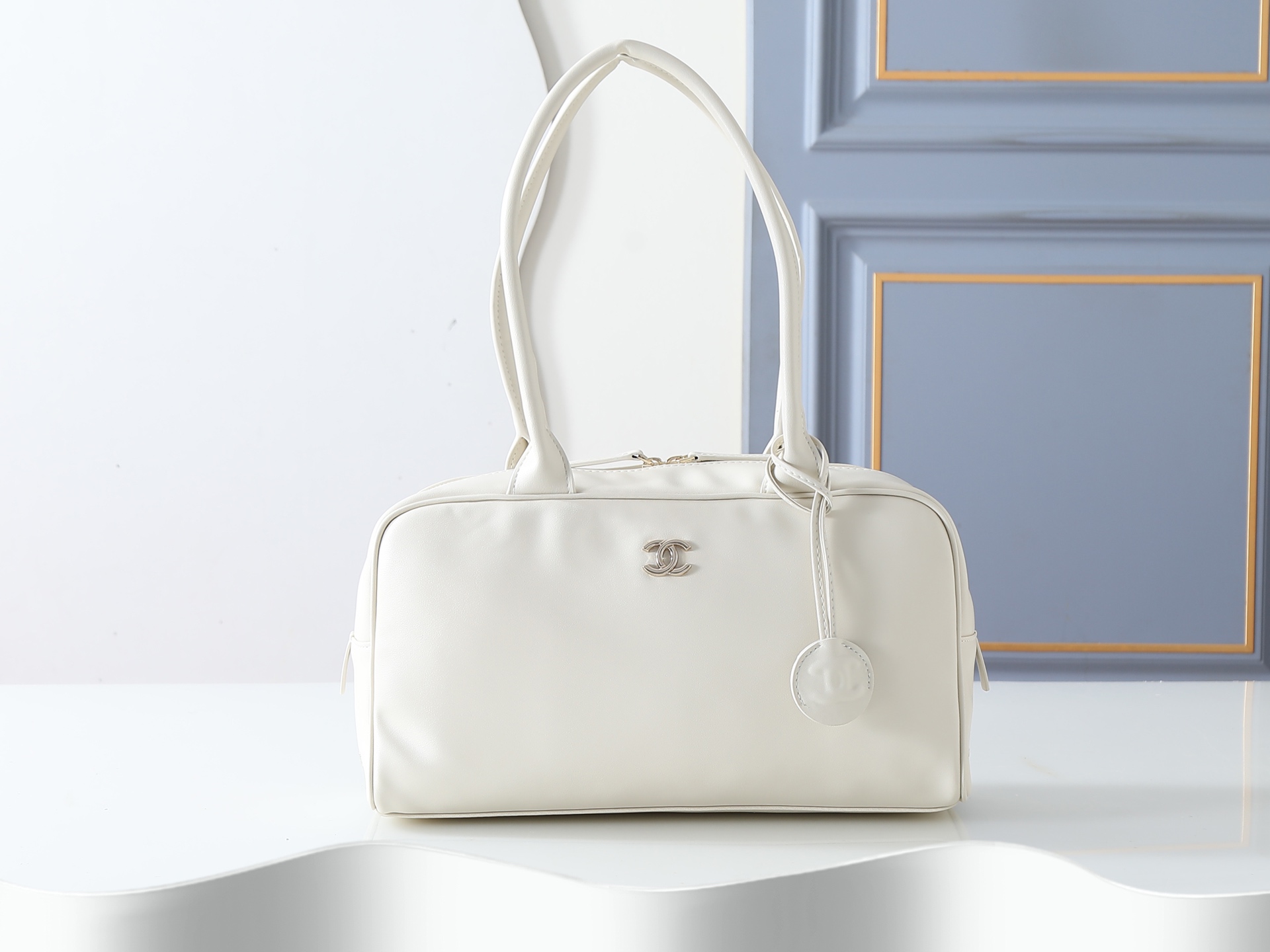 款号6211白色 CHANEL 香奈儿26S 金标双C logo 长手柄 小牛皮拼金色金属 保龄球包手提