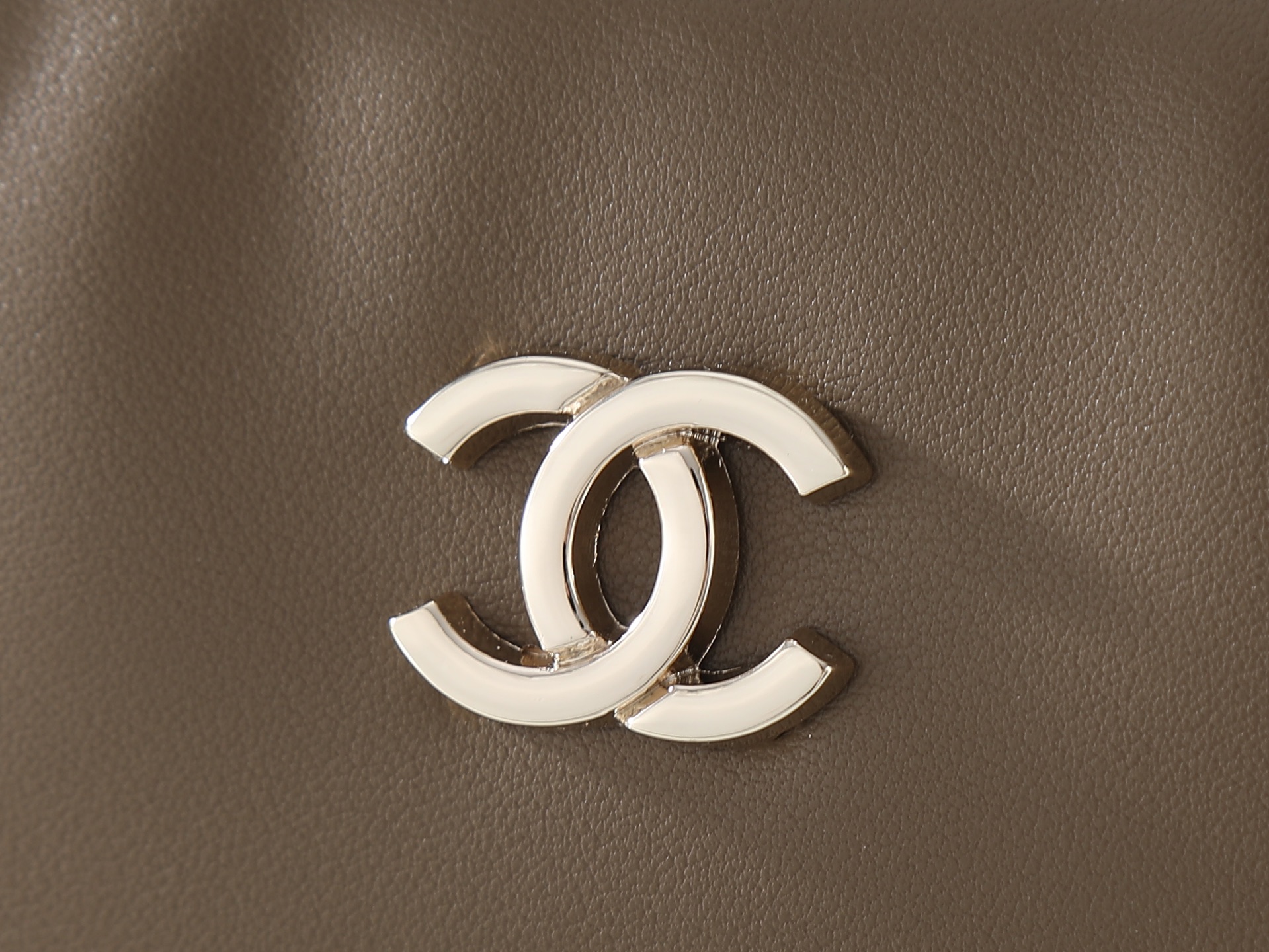 款号6211卡其色 CHANEL 香奈儿26S 金标双C logo 长手柄 小牛皮拼金色金属 保龄球包手