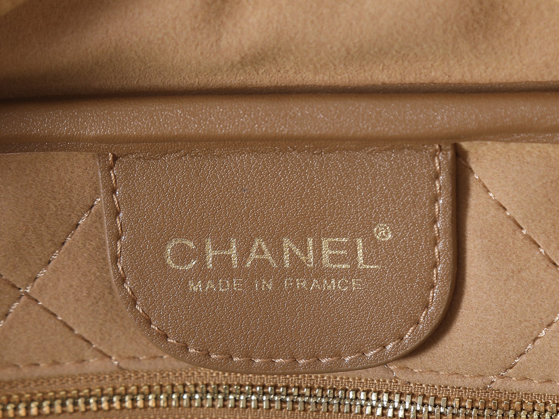 款号6211卡其色 CHANEL 香奈儿26S 金标双C logo 长手柄 小牛皮拼金色金属 保龄球包手