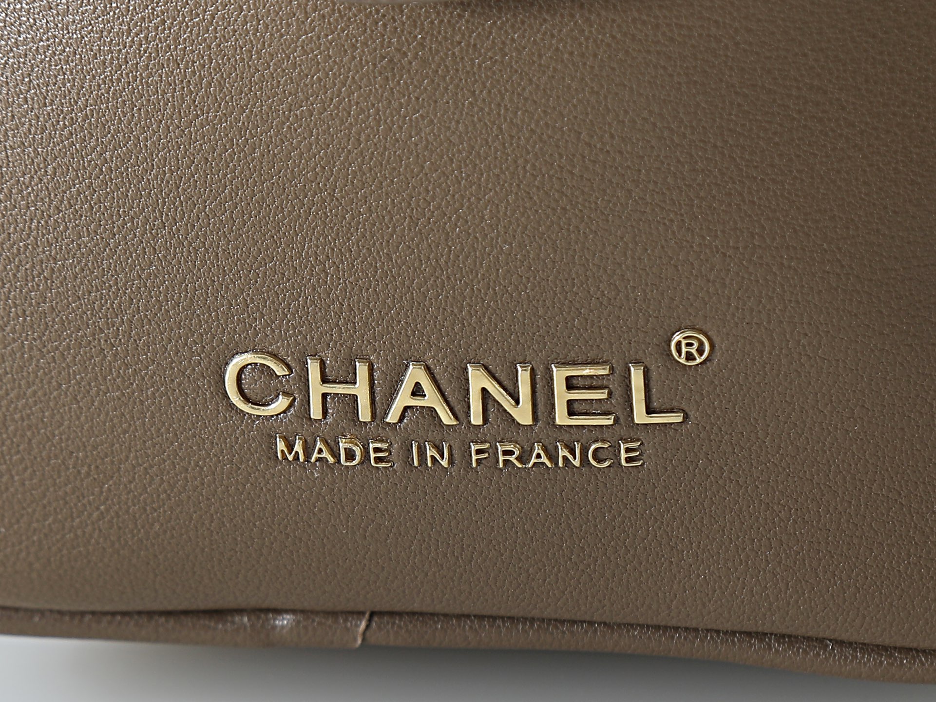 款号6211卡其色 CHANEL 香奈儿26S 金标双C logo 长手柄 小牛皮拼金色金属 保龄球包手