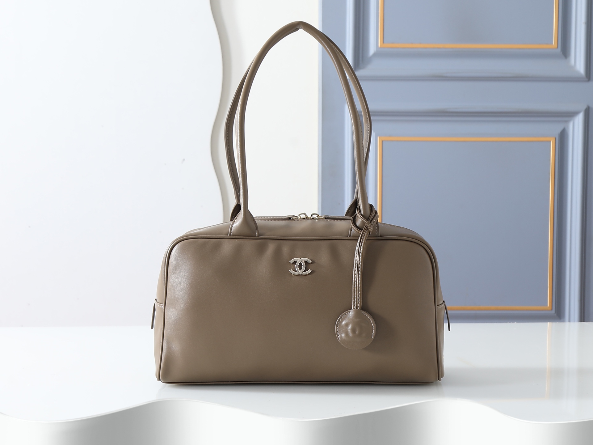 款号6211卡其色 CHANEL 香奈儿26S 金标双C logo 长手柄 小牛皮拼金色金属 保龄球包手