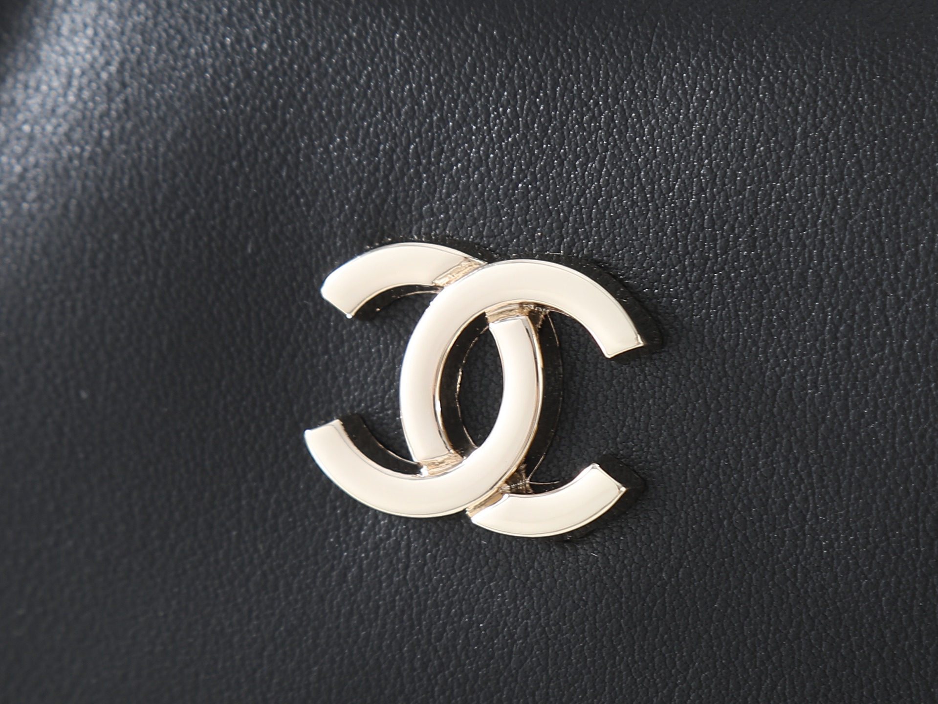 款号6211黑色  CHANEL 香奈儿26S 金标双C logo 长手柄 小牛皮拼金色金属 保龄球包手