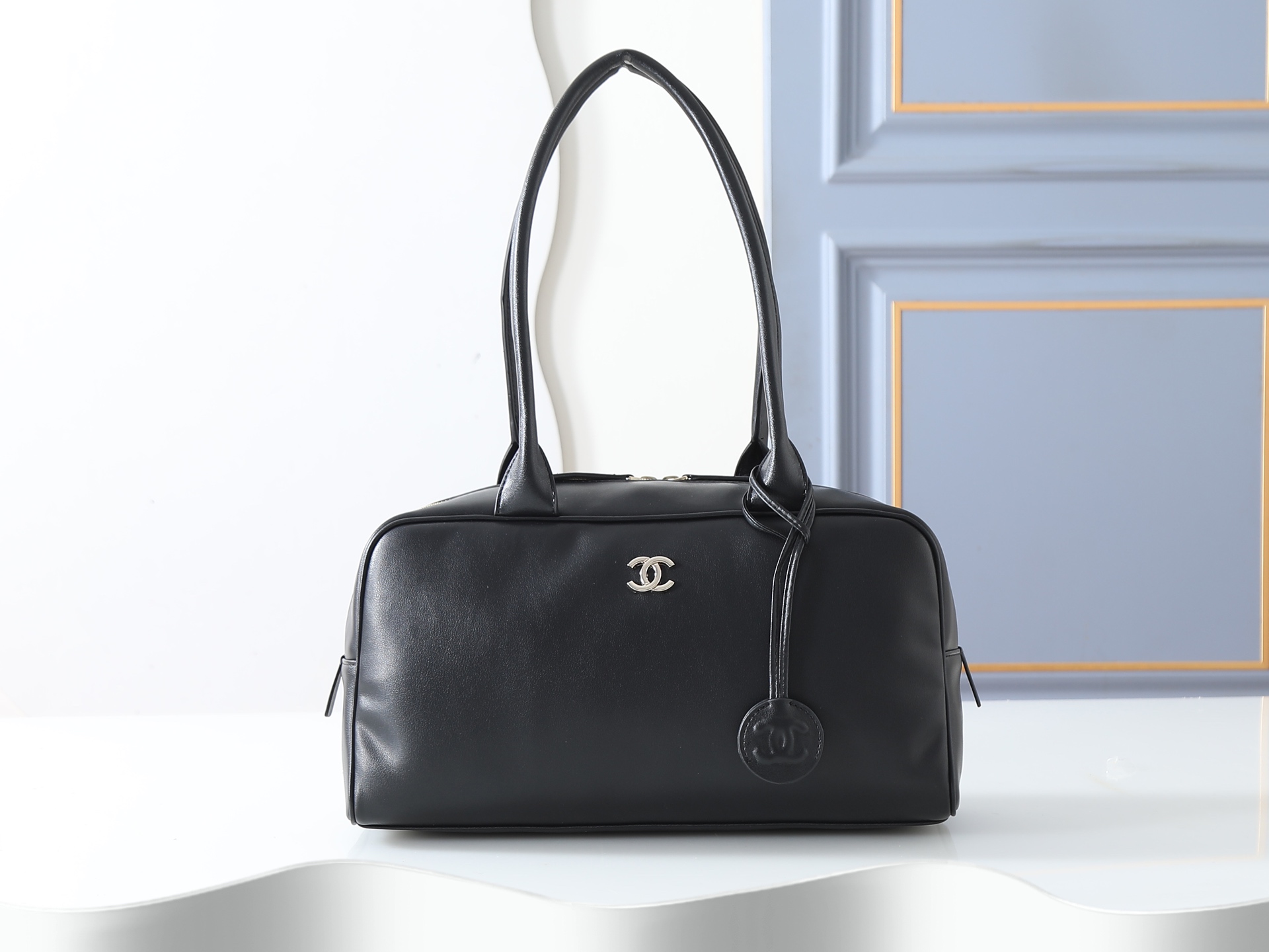 款号6211黑色  CHANEL 香奈儿26S 金标双C logo 长手柄 小牛皮拼金色金属 保龄球包手