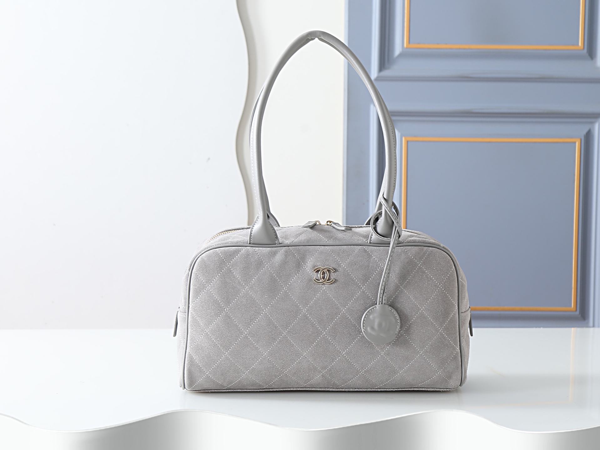 款号6211麂皮灰色 CHANEL 香奈儿26S 金标双C logo 长手柄 小牛皮拼金色金属 保龄球包