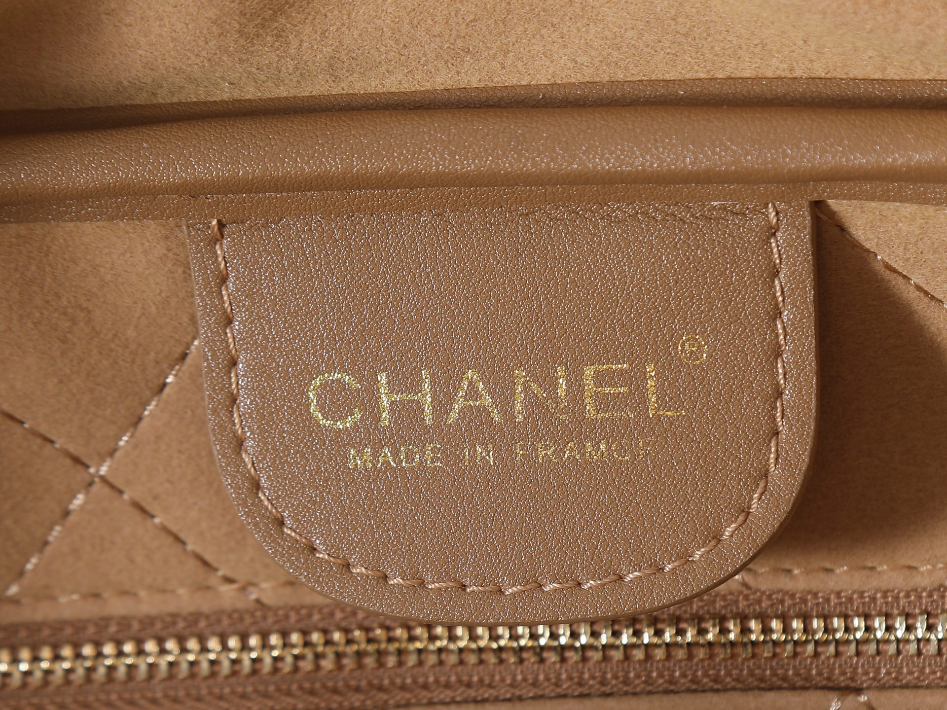 款号6211麂皮棕色 CHANEL 香奈儿26S 金标双C logo 长手柄 小牛皮拼金色金属 保龄球包