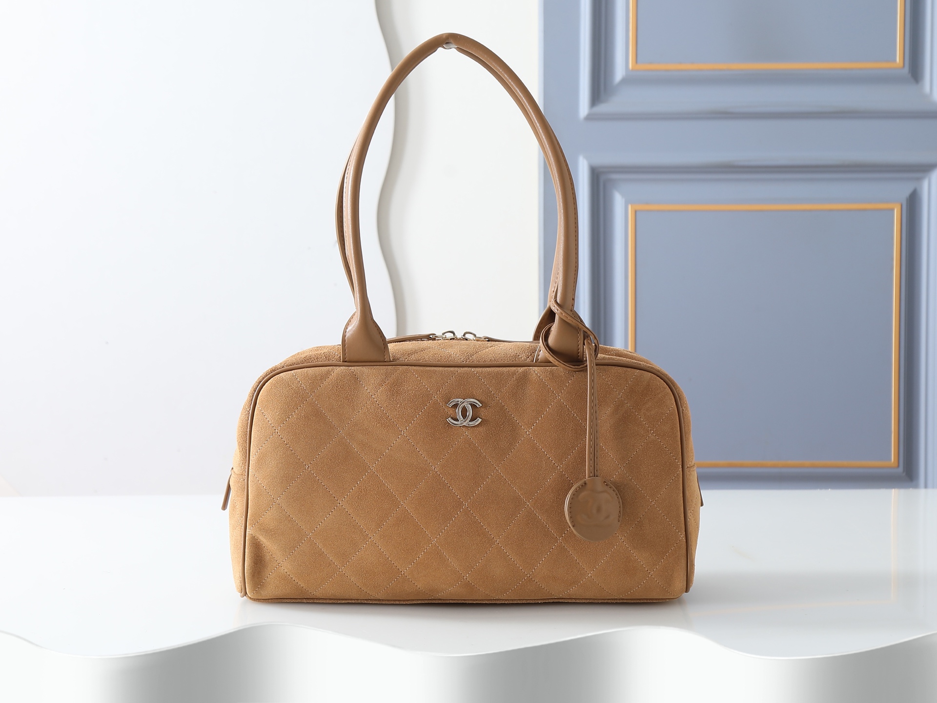 款号6211麂皮棕色 CHANEL 香奈儿26S 金标双C logo 长手柄 小牛皮拼金色金属 保龄球包