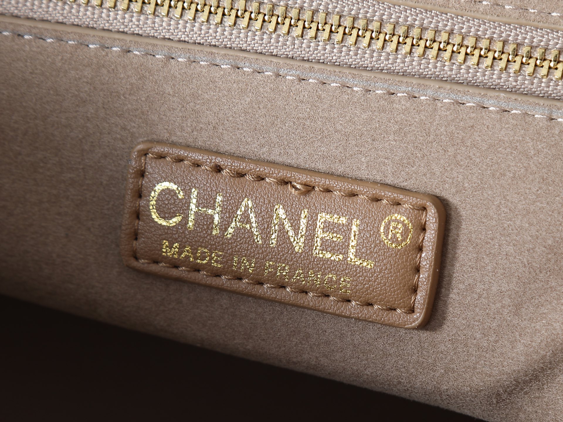 款号6243卡其色 CHANEL 香奈儿 cerf 26S 金标双C 小牛皮拼金色金属 托特包 单肩包 