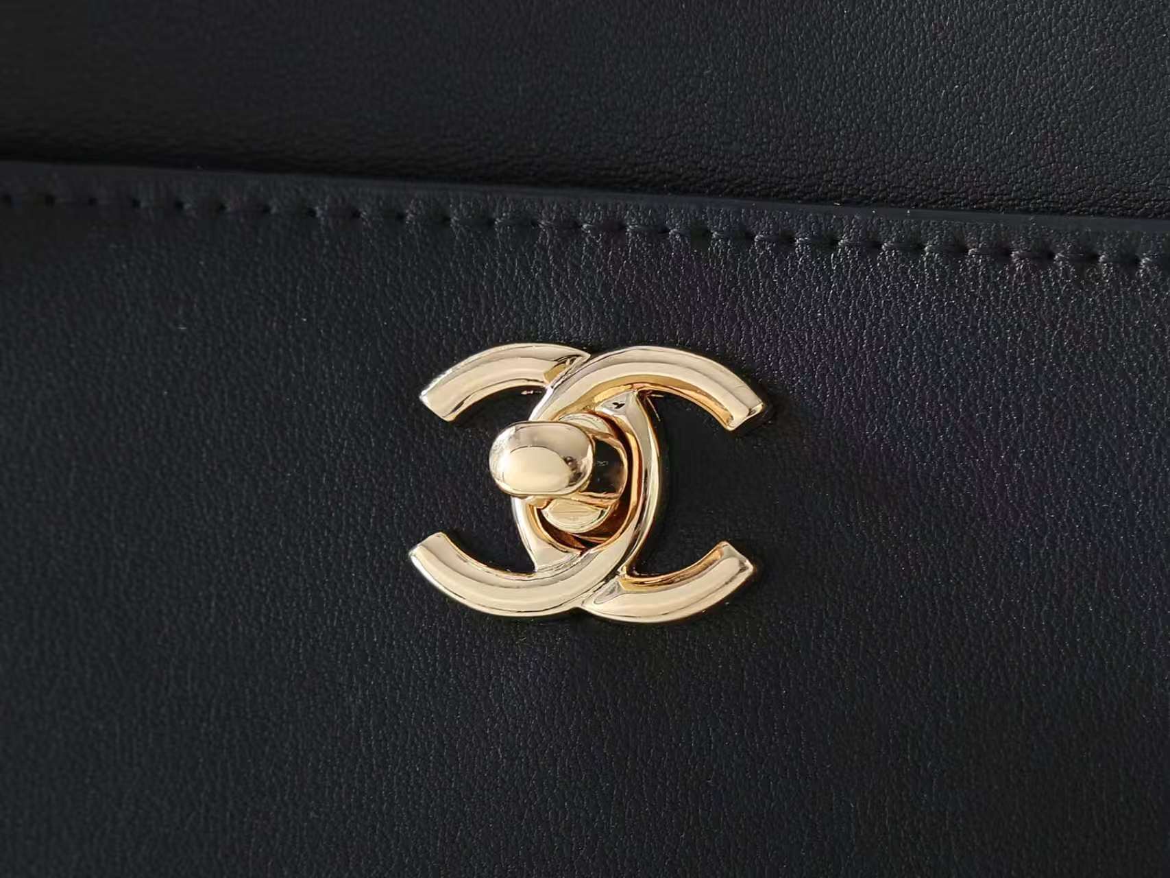 款号6243黑色 CHANEL 香奈儿 cerf 26S 金标双C 小牛皮拼金色金属 托特包 单肩包 女