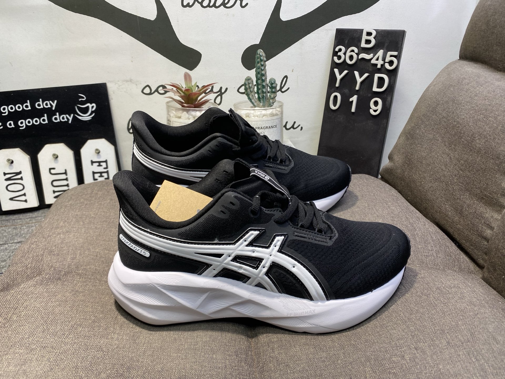 🈴110💰真标半码
Asics/亚瑟士NOVABLAST 5 缓震耐磨运动轻便舒适跑步鞋YYD019