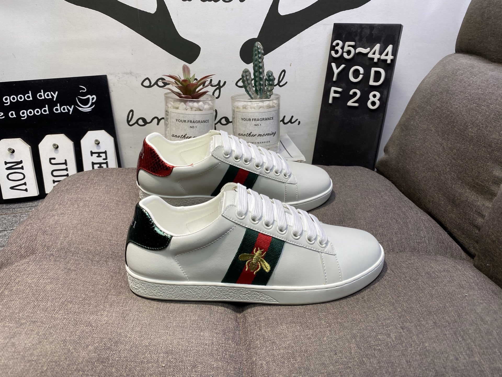 🈴140💰优品
GUCCI古琦小红书爆款 明星同款 新款时尚百搭休闲款 鞋面走线精整 清晰质感 原单品质 采用家族工艺 高端时尚 简约大气 防滑舒耐磨
YCDF28