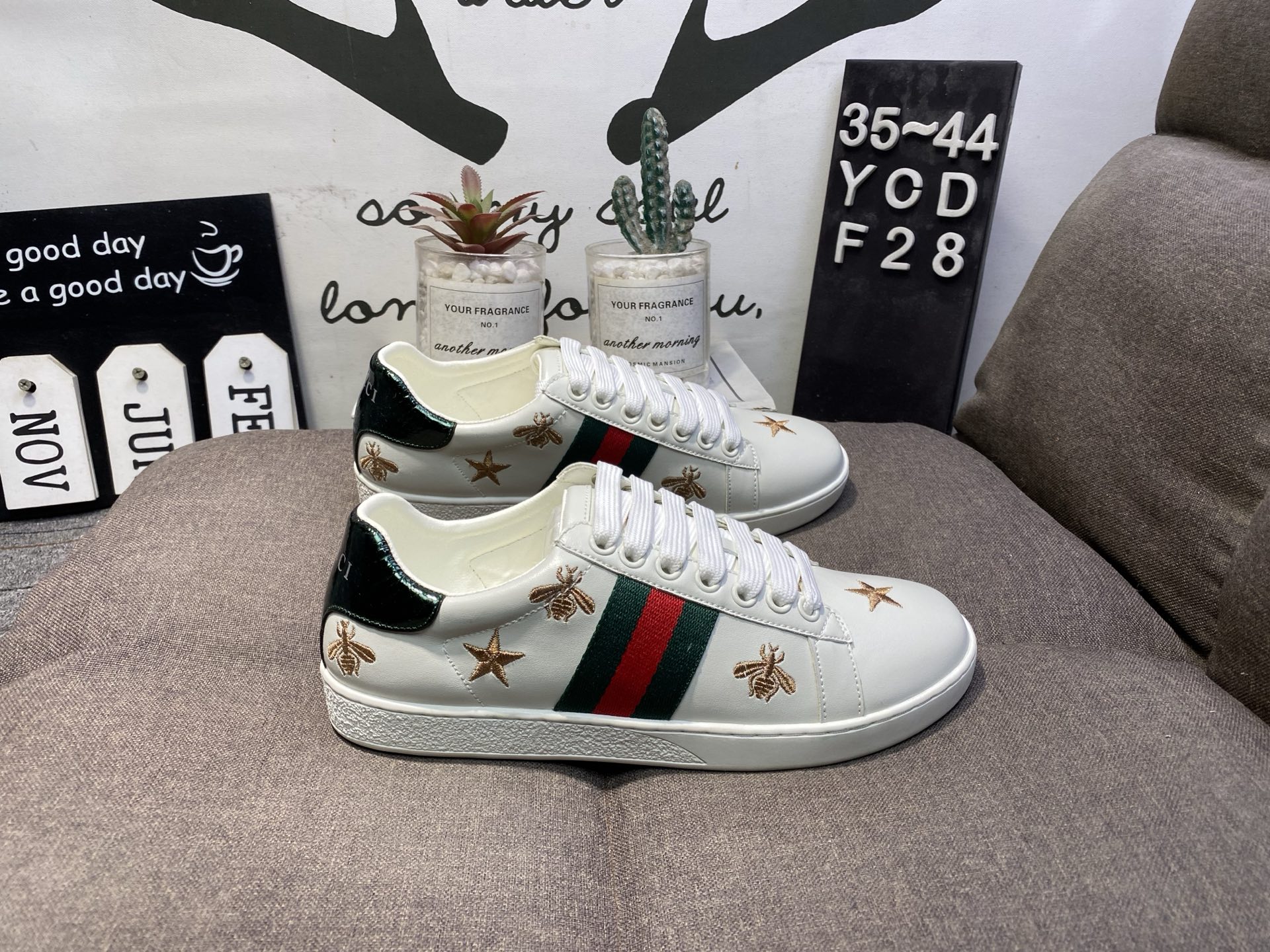 140💰优品
GUCCI古琦小红书爆款 明星同款 新款时尚百搭休闲款 鞋面走线精整 清晰质感 原单品质 采用家族工艺 高端时尚 简约大气 防滑舒耐磨
YCDF28