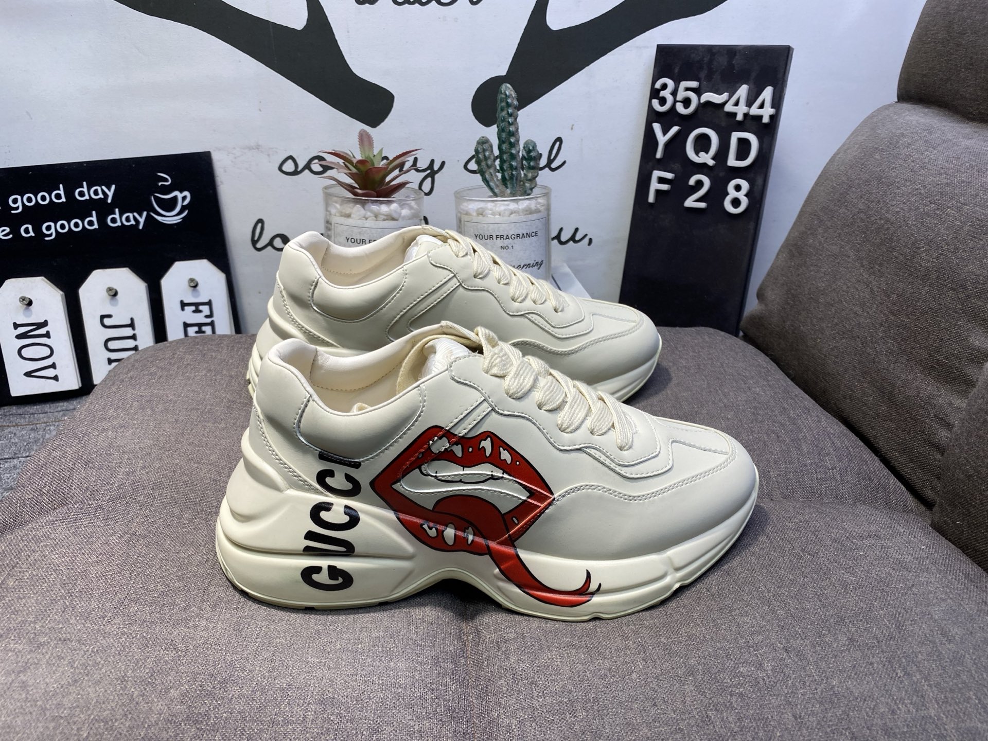 170💰优品
GUCCI古琦小红书爆款 明星同款 新款时尚百搭休闲款 鞋面走线精整 清晰质感 原单品质 采用家族工艺 高端时尚 简约大气 防滑舒耐磨
YQDF28