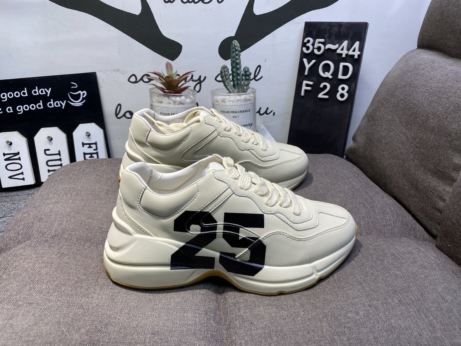 🈴170💰优品
GUCCI古琦小红书爆款 明星同款 新款时尚百搭休闲款 鞋面走线精整 清晰质感 原单品质 采用家族工艺 高端时尚 简约大气 防滑舒耐磨
YQDF28