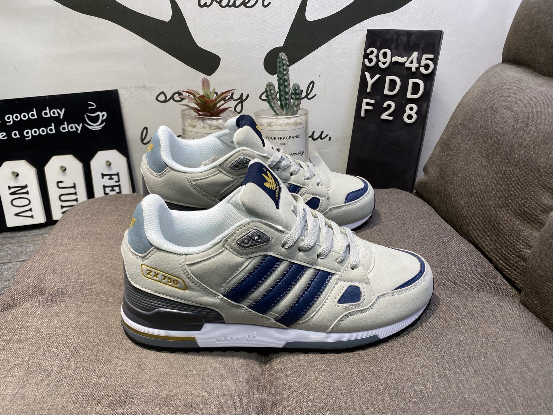 🈴105💰
Adidas阿迪达斯ZX750经典款长跑运动鞋YDWF28