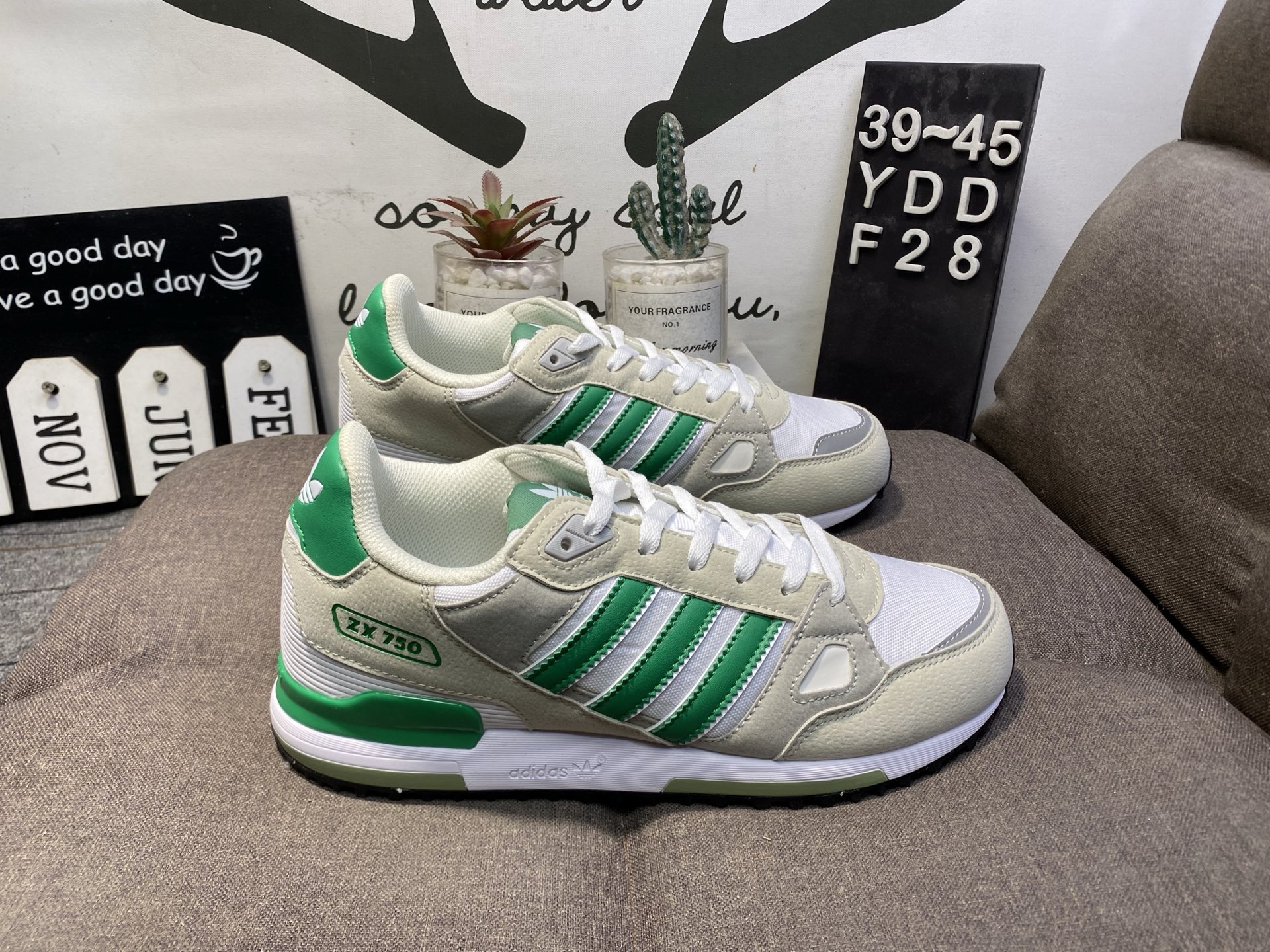 105💰
Adidas阿迪达斯ZX750经典款长跑运动鞋YDWF28