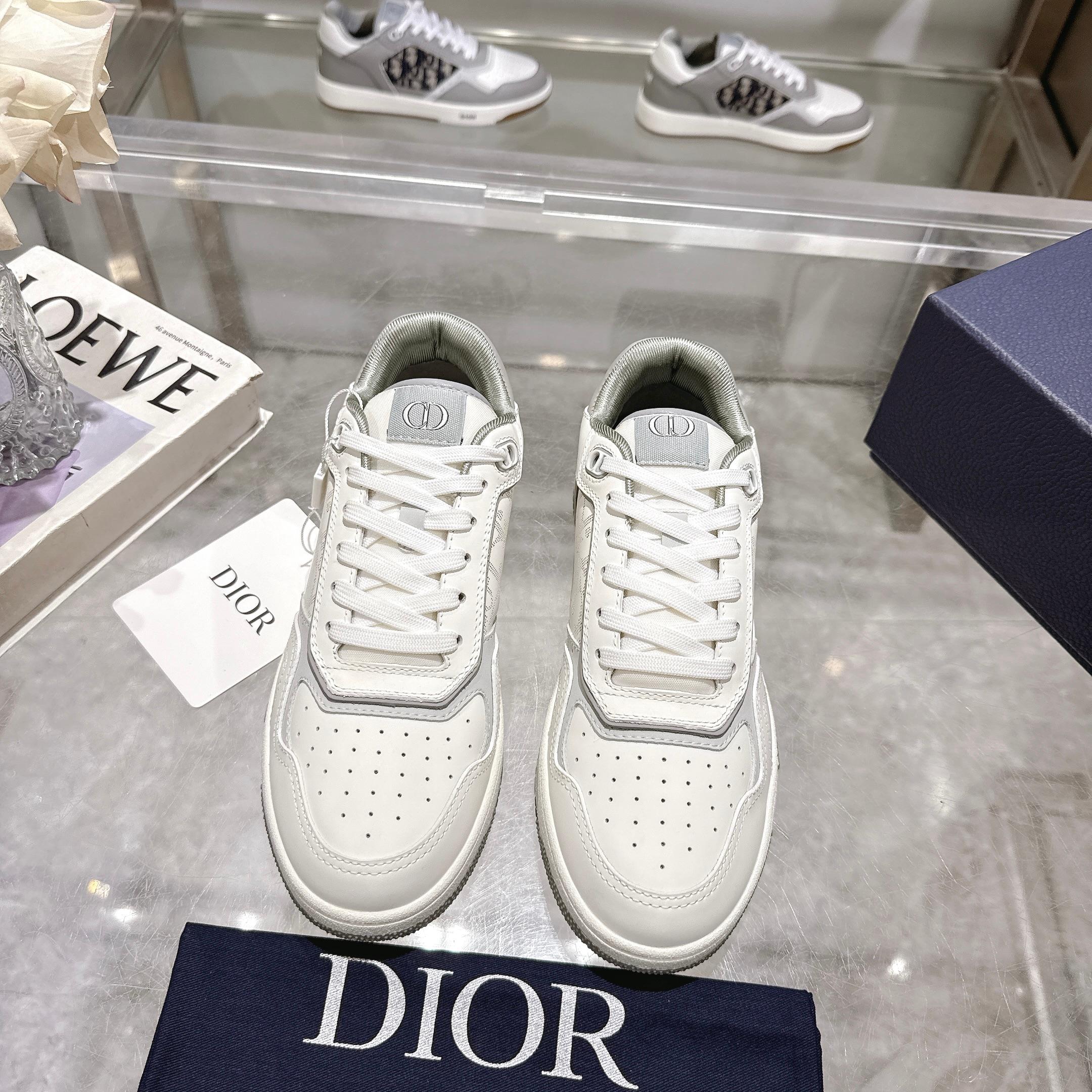 NO:228468,This B27 Uptown low-top sneakers are a classic item launched by Dior. They are carefully crafted from white smooth cowhide and 3D printing materials, with beige and black Oblique printed inserts on the sides. The CD Icon-shaped laces and eyelets are clever and exquisite, and the two-color rubber sole, tongue and heel are decorated with special details, making them more exquisite. Fashionable and versatile, which can add luster to various styles. Size 35-45 (customized for women 40 men 45) Packaging: full package, casual shoes/sports shoes, dior, sneakers, cowhide19860909这款 B27 Uptown 低帮运动鞋是 Dior 全新推出的一款经典单品.采用白色光滑牛皮和3D.打印等材质精心制作,侧面饰以米色和黑色 Oblique 印花镶片.CD Icon 造型的鞋带孔眼巧妙精致,双色橡胶鞋底、鞋舌和鞋跟处均饰以特色细节,更显精致.时尚百搭,可为各式造型增光添彩. 尺码35-45（女40 男45定做） 包装:全套包装,休闲鞋/运动鞋,dior,sneakers,cowhide,Women's Shoes