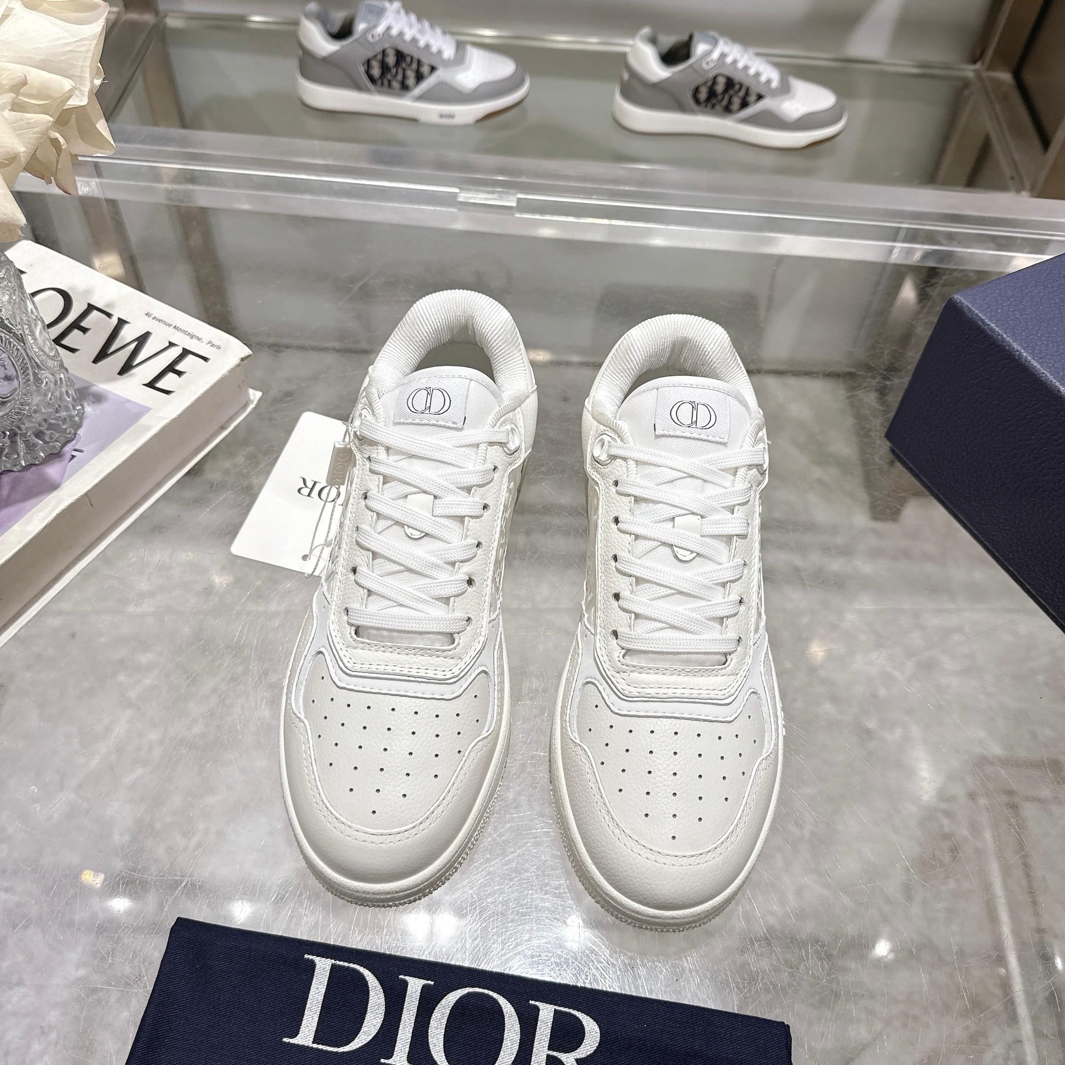 NO:228474,This B27 Uptown low-top sneakers are a classic item launched by Dior. They are carefully crafted from white smooth cowhide leather and other materials, with Oblique embossed inserts on the sides. The CD Icon-shaped laces and eyelets are clever and exquisite, and the two-color rubber sole, tongue and heel are decorated with special details, making them more exquisite. Fashionable and versatile, which can add luster to various styles. Size 35-45 (customized for women 40 men 45) Packaging: full set of packaging, casual shoes/sports shoes, dior, sneakers, cowhide19860909这款 B27 Uptown 低帮运动鞋是 Dior 全新推出的一款经典单品.采用白色光滑牛皮革等材质精心制作,侧面饰 Oblique 压花镶片.CD Icon 造型的鞋带孔眼巧妙精致,双色橡胶鞋底、鞋舌和鞋跟处均饰以特色细节,更显精致.时尚百搭,可为各式造型增光添彩. 尺码35-45（女40 男45定做） 包装:全套包装,休闲鞋/运动鞋,dior,sneakers,cowhide,Women's Shoes