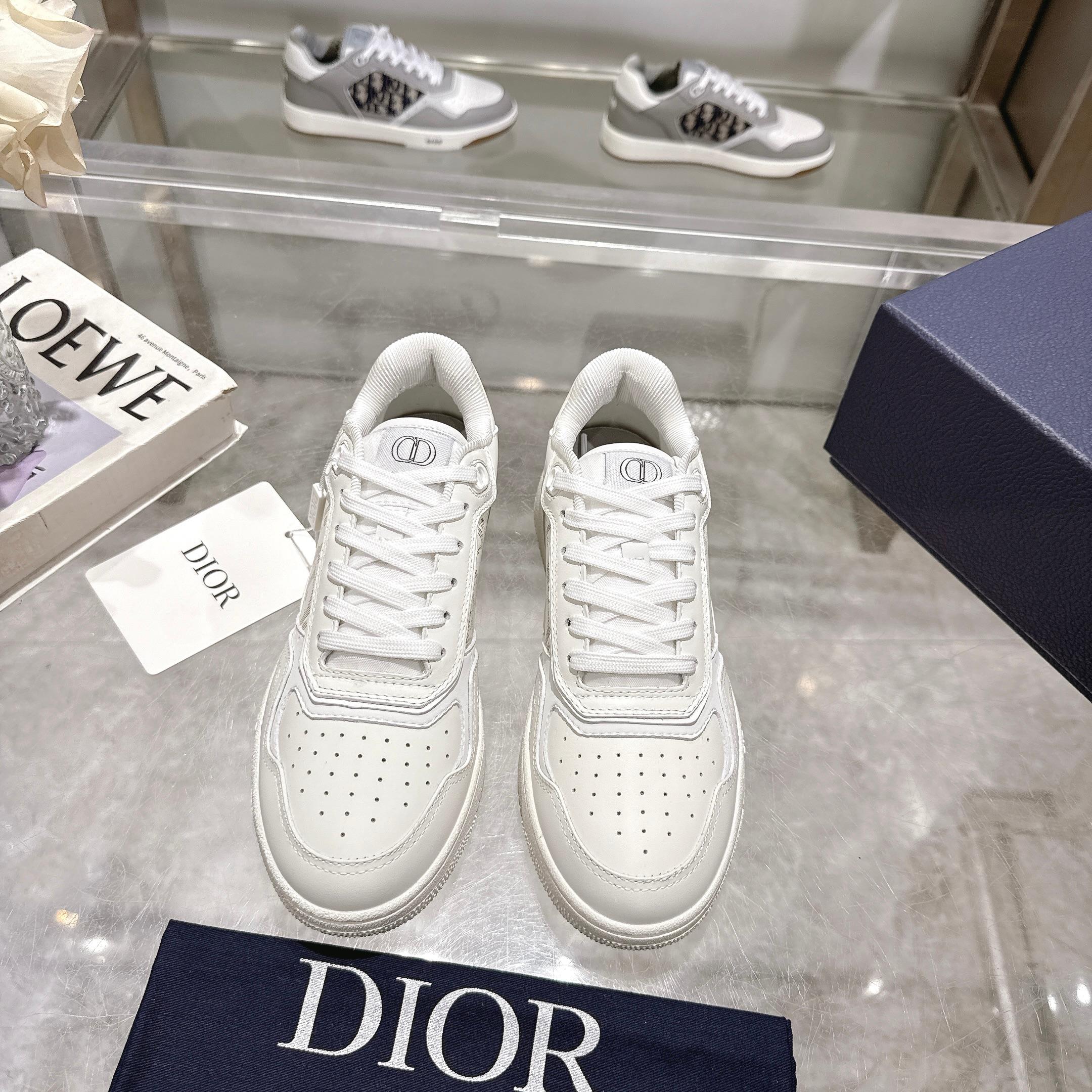 NO:228478,This B27 Uptown low-top sneakers are a classic item newly launched by Dior. They are carefully crafted from white smooth cowhide and other materials, with white Oblique printed inserts on the sides. The CD Icon-shaped laces and eyelets are clever and exquisite, and the two-color rubber sole, tongue and heel are decorated with special details, making them more exquisite. Fashionable and versatile, which can add luster to various styles. Size 35-45 (customized for women 40 men 45) Packaging: full set of packaging, casual shoes/sports shoes, dior, sneakers, cowhide19860909这款 B27 Uptown 低帮运动鞋是 Dior 全新推出的一款经典单品.采用白色光滑牛皮等材质精心制作,侧面饰以白色 Oblique 印花镶片.CD Icon 造型的鞋带孔眼巧妙精致,双色橡胶鞋底、鞋舌和鞋跟处均饰以特色细节,更显精致.时尚百搭,可为各式造型增光添彩. 尺码35-45（女40 男45定做） 包装:全套包装,休闲鞋/运动鞋,dior,sneakers,cowhide,Women's Shoes