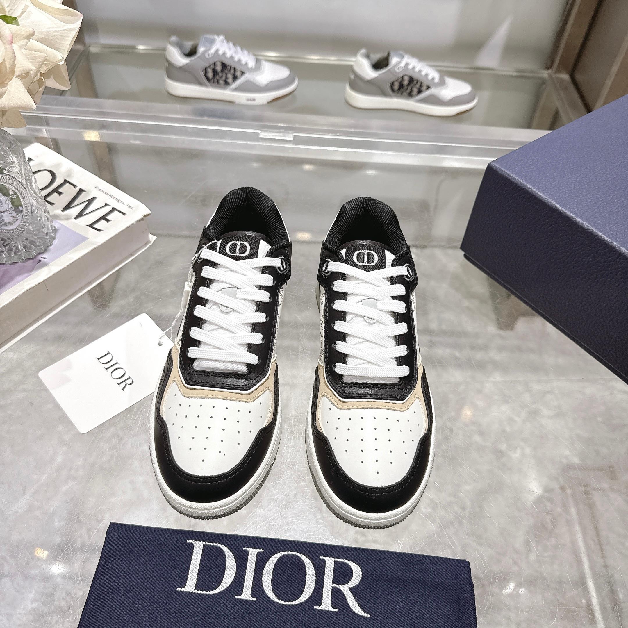 NO:228482,This B27 Uptown low-top sneakers are a classic item launched by Dior. They are carefully crafted from black and white smooth cowhide leather and are decorated with white and black Oblique printed inserts on the sides. The CD Icon-shaped laces and eyelets are clever and exquisite, and the two-color rubber sole, tongue and heel are decorated with special details, making them more exquisite. Fashionable and versatile, which can add luster to various styles. Size 35-45 (customized for women 40 men 45) Packaging: full package, casual shoes/sports shoes, dior, sneakers, cowhide19860909这款 B27 Uptown 低帮运动鞋是 Dior 全新推出的一款经典单品.采用黑色色和白色光滑牛皮革等材质精心制作,侧面饰以白色和黑色 Oblique 印花镶片.CD Icon 造型的鞋带孔眼巧妙精致,双色橡胶鞋底、鞋舌和鞋跟处均饰以特色细节,更显精致.时尚百搭,可为各式造型增光添彩. 尺码35-45（女40 男45定做） 包装:全套包装,休闲鞋/运动鞋,dior,sneakers,cowhide,Women's Shoes