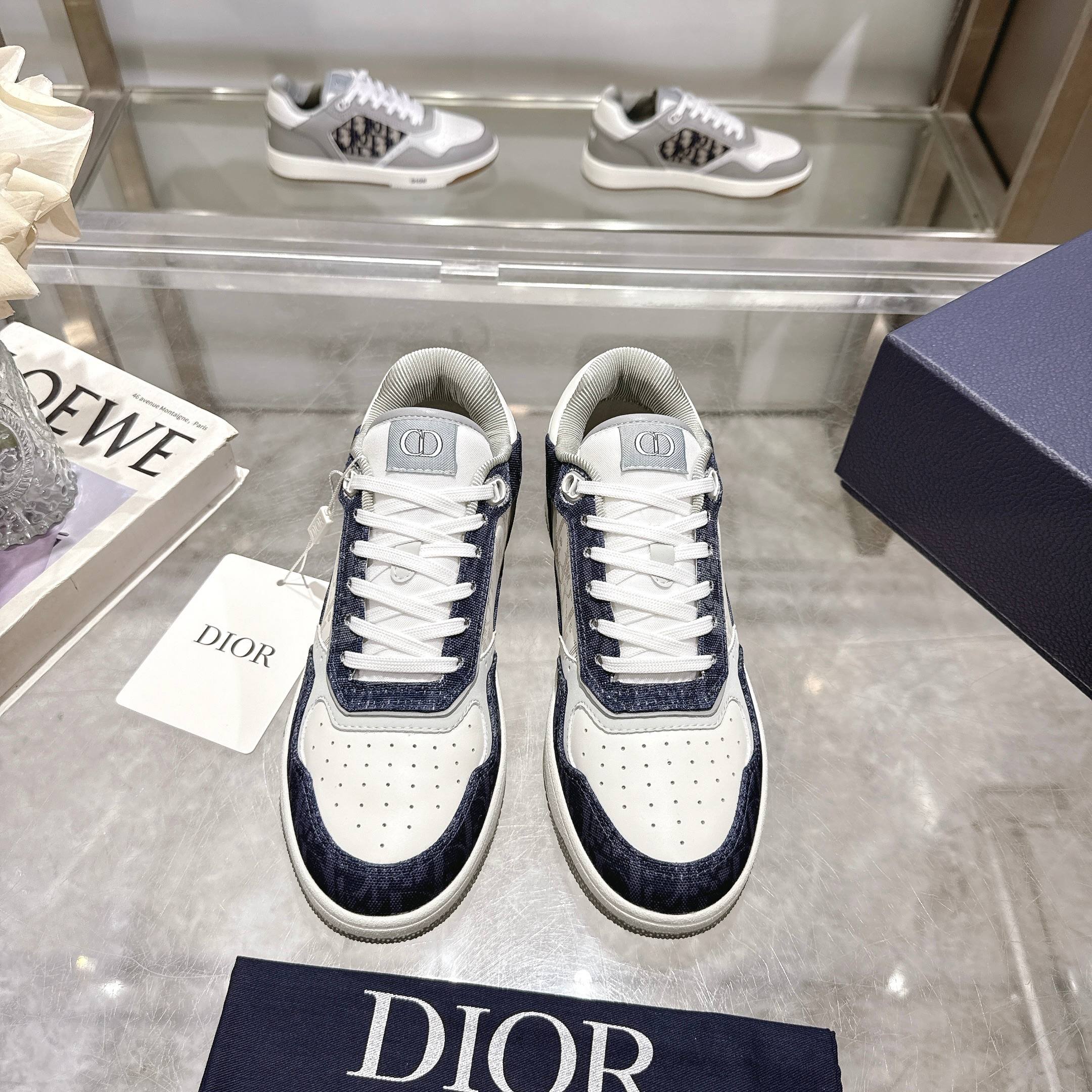 NO:228487,This B27 Uptown low-top sneakers are a classic item launched by Dior. They are carefully crafted from blue denim and white smooth cowhide leather, and the sides are decorated with white Oblique printed inserts. The CD Icon-shaped laces are clever and exquisite, and the two-color rubber sole, tongue and heel are decorated with special details, making them more exquisite. Fashionable and versatile, which can add luster to various styles. Size 35-45 (customized for women 40 men 45) Packaging: full set of packaging, casual shoes/sports shoes, dior, sneakers, cowhide19860909这款 B27 Uptown 低帮运动鞋是 Dior 全新推出的一款经典单品.采用蓝色牛仔布和白色光滑牛皮革等材质精心制作,侧面饰以白色 Oblique 印花镶片.CD Icon 造型的鞋带孔眼巧妙精致,双色橡胶鞋底、鞋舌和鞋跟处均饰以特色细节,更显精致.时尚百搭,可为各式造型增光添彩. 尺码35-45（女40 男45定做） 包装:全套包装,休闲鞋/运动鞋,dior,sneakers,cowhide,Women's Shoes