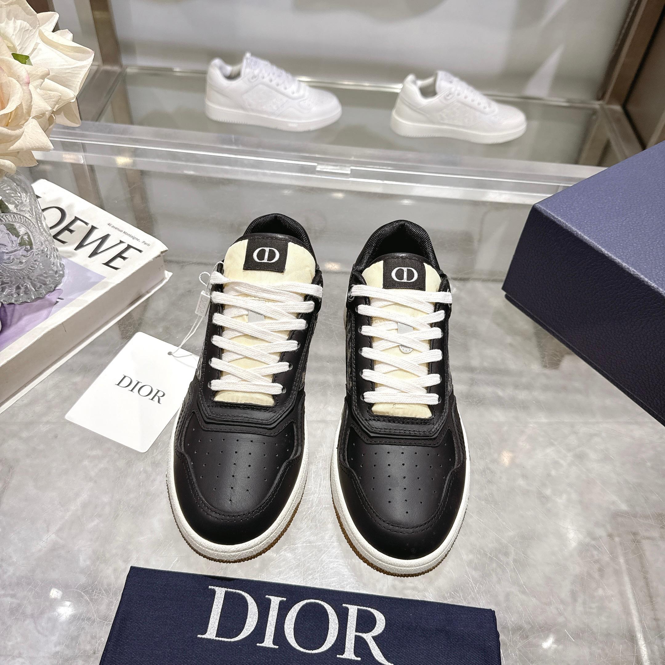 NO:228490,This B27 Uptown low-top sneakers are a classic item newly launched by Dior. They are carefully crafted from black smooth cowhide leather and other materials, with black Oblique printed inserts on the sides. The CD Icon-shaped laces and eyelets are clever and exquisite, and the two-color rubber sole, tongue and heel are decorated with special details, making them more exquisite. Fashionable and versatile, which can add luster to various styles. Size 35-45 (customized for women 40 men 45) Packaging: full set of packaging, casual shoes/sports shoes, dior, sneakers, cowhide19860909这款 B27 Uptown 低帮运动鞋是 Dior 全新推出的一款经典单品.采用黑色光滑牛皮革等材质精心制作,侧面饰以黑色 Oblique 印花镶片.CD Icon 造型的鞋带孔眼巧妙精致,双色橡胶鞋底、鞋舌和鞋跟处均饰以特色细节,更显精致.时尚百搭,可为各式造型增光添彩. 尺码35-45（女40 男45定做） 包装:全套包装,休闲鞋/运动鞋,dior,sneakers,cowhide,Women's Shoes