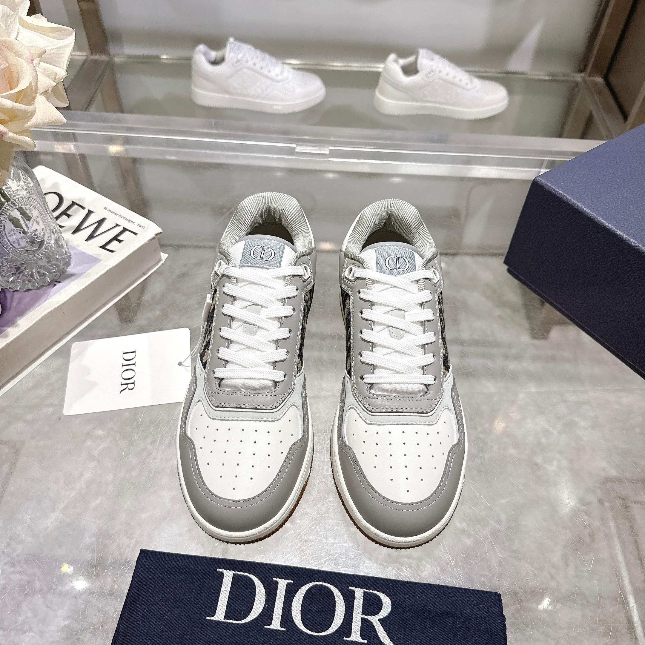 NO:228495,This B27 Uptown low-top sneakers are a classic item launched by Dior. They are carefully crafted from gray and white smooth cowhide leather and are decorated with beige and black Oblique printed inserts on the sides. The CD Icon-shaped laces are clever and exquisite, and the two-color rubber sole, tongue and heel are decorated with special details, making them more exquisite. Fashionable and versatile, which can add luster to various styles. Size 35-45 (customized for women 40 men 45) Packaging: full package, casual shoes/sports shoes, dior, sneakers, cowhide19860909这款 B27 Uptown 低帮运动鞋是 Dior 全新推出的一款经典单品.采用灰色和白色光滑牛皮革等材质精心制作,侧面饰以米色和黑色 Oblique 印花镶片.CD Icon 造型的鞋带孔眼巧妙精致,双色橡胶鞋底、鞋舌和鞋跟处均饰以特色细节,更显精致.时尚百搭,可为各式造型增光添彩. 尺码35-45（女40 男45定做） 包装:全套包装,休闲鞋/运动鞋,dior,sneakers,cowhide,Women's Shoes